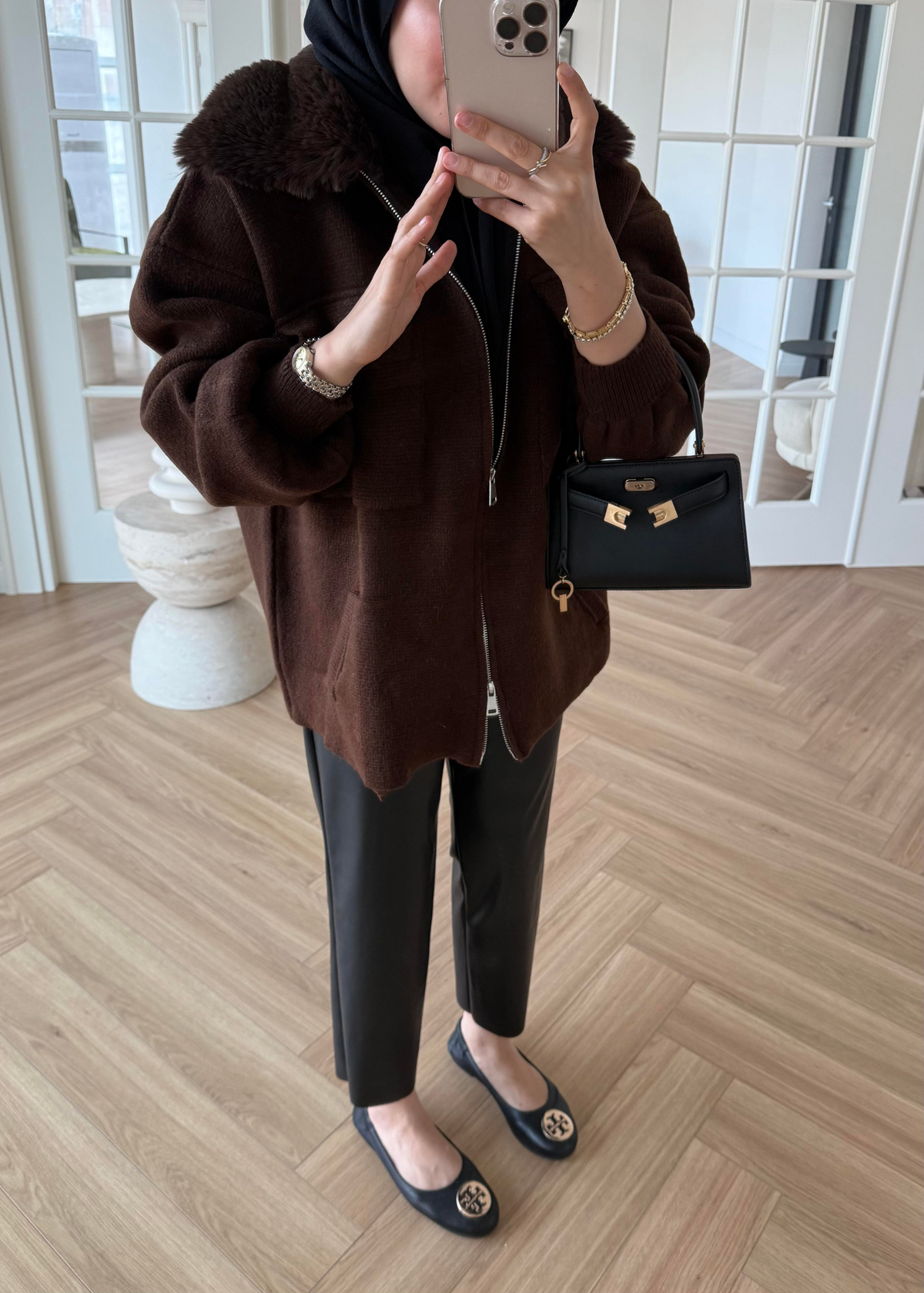 Yakası Kürklü ve Fermuarlı Triko Hırka Kahverengi