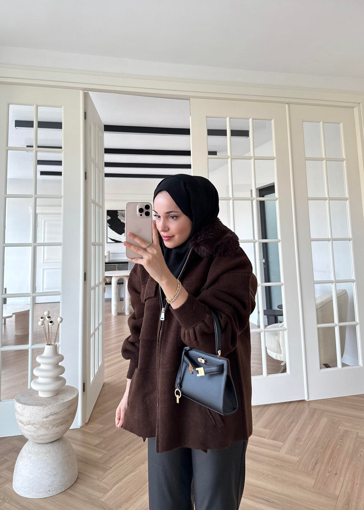 Yakası Kürklü ve Fermuarlı Triko Hırka Kahverengi