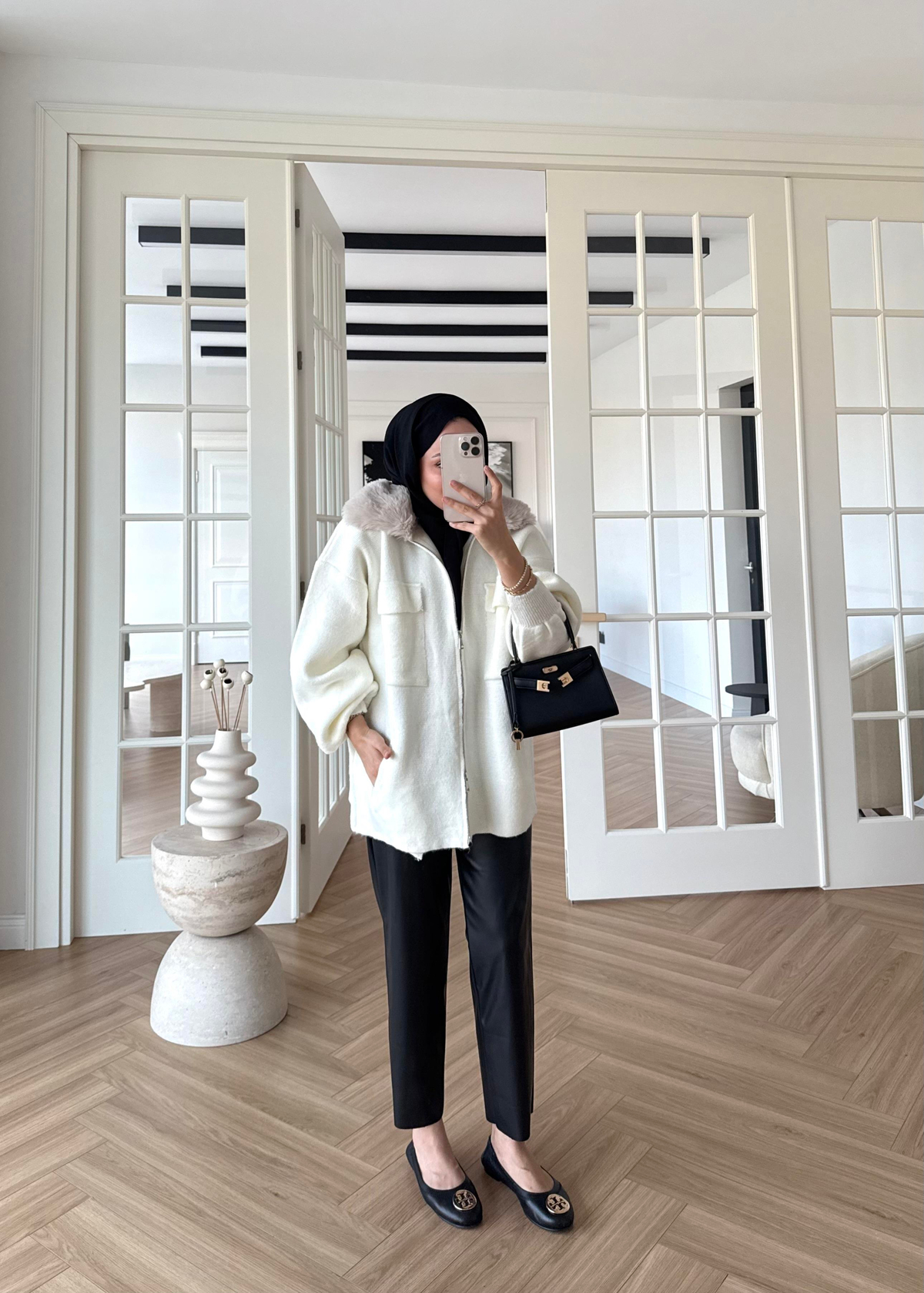 Yakası Kürklü ve Fermuarlı Triko Hırka Ekru