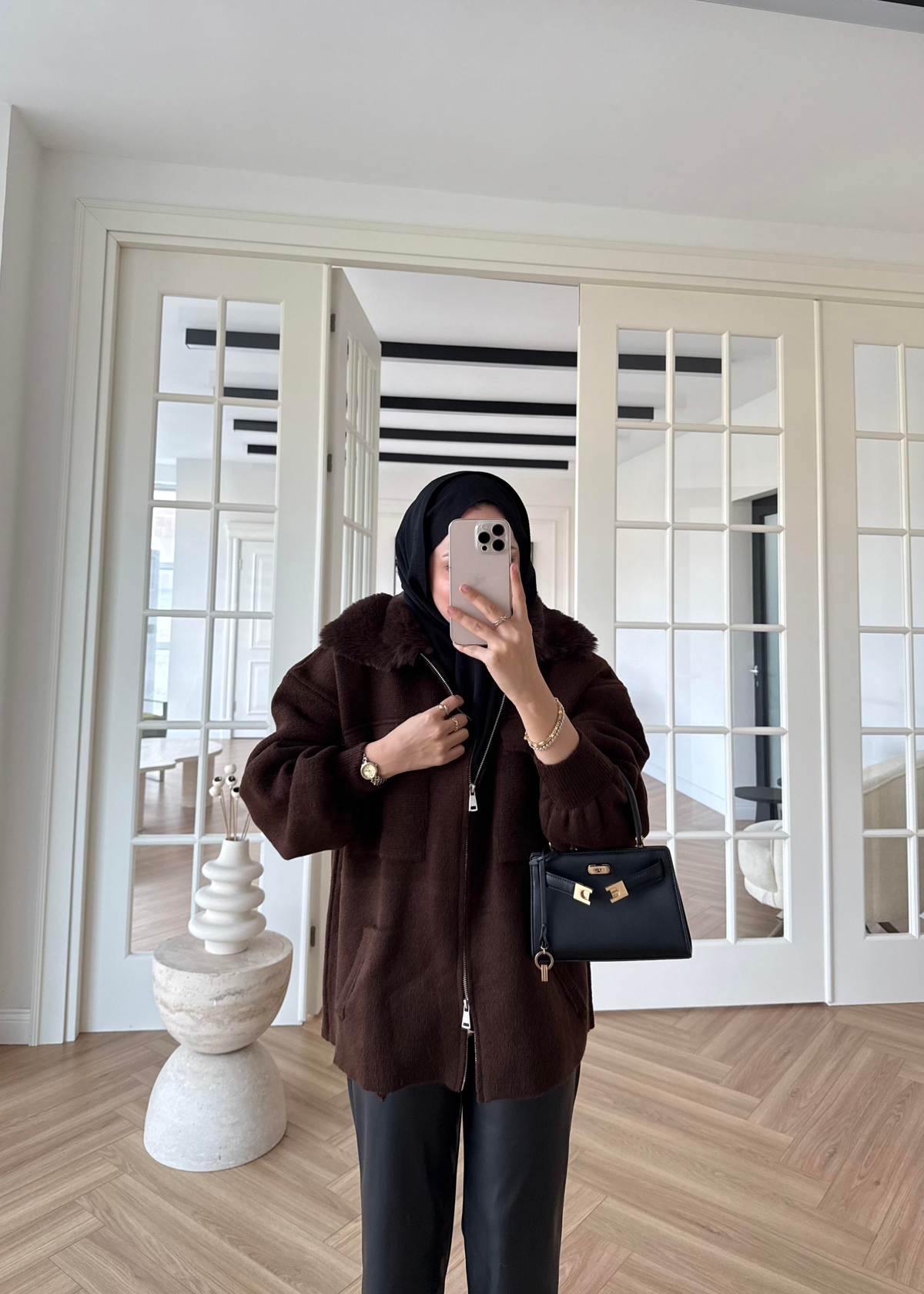 Yakası Kürklü ve Fermuarlı Triko Hırka Kahverengi