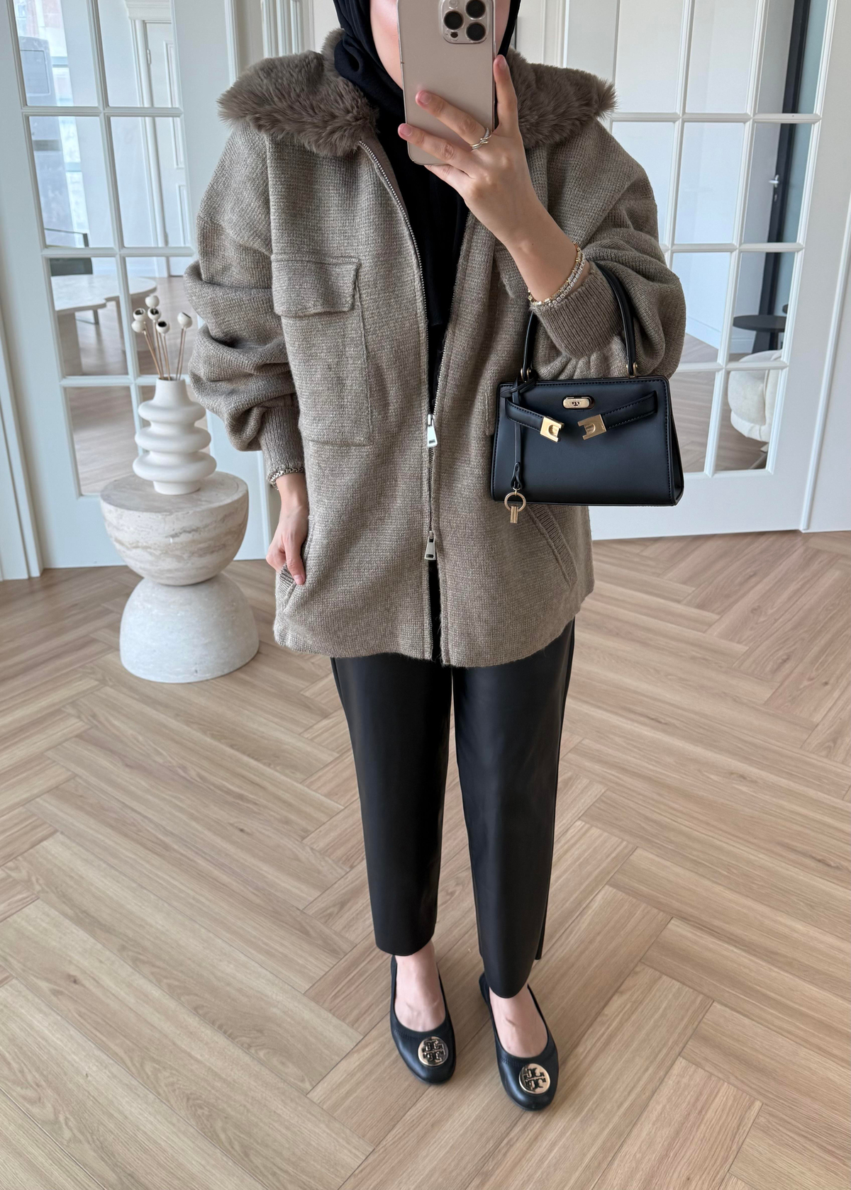 Yakası Kürklü ve Fermuarlı Triko Hırka Vizon