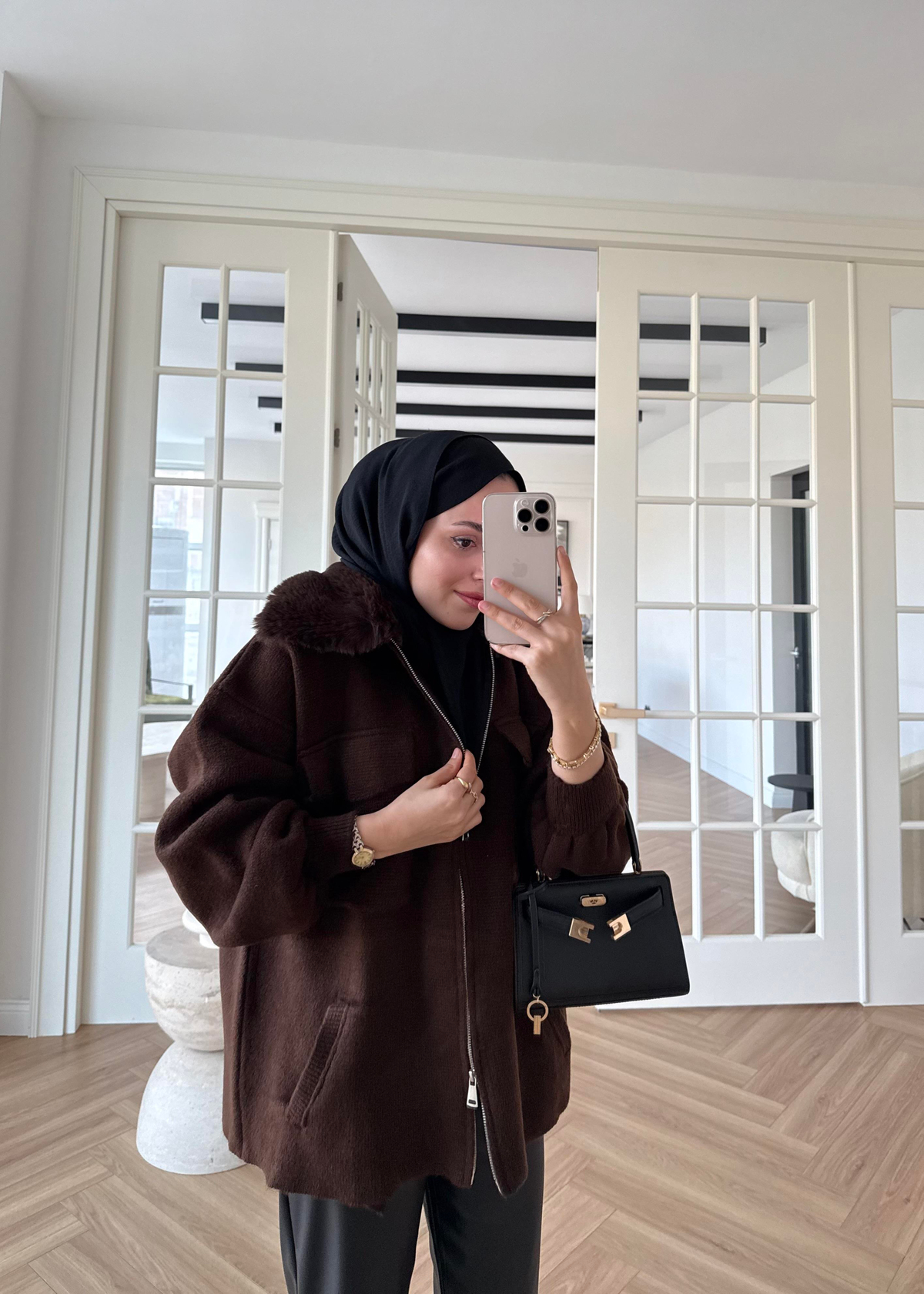 Yakası Kürklü ve Fermuarlı Triko Hırka Kahverengi