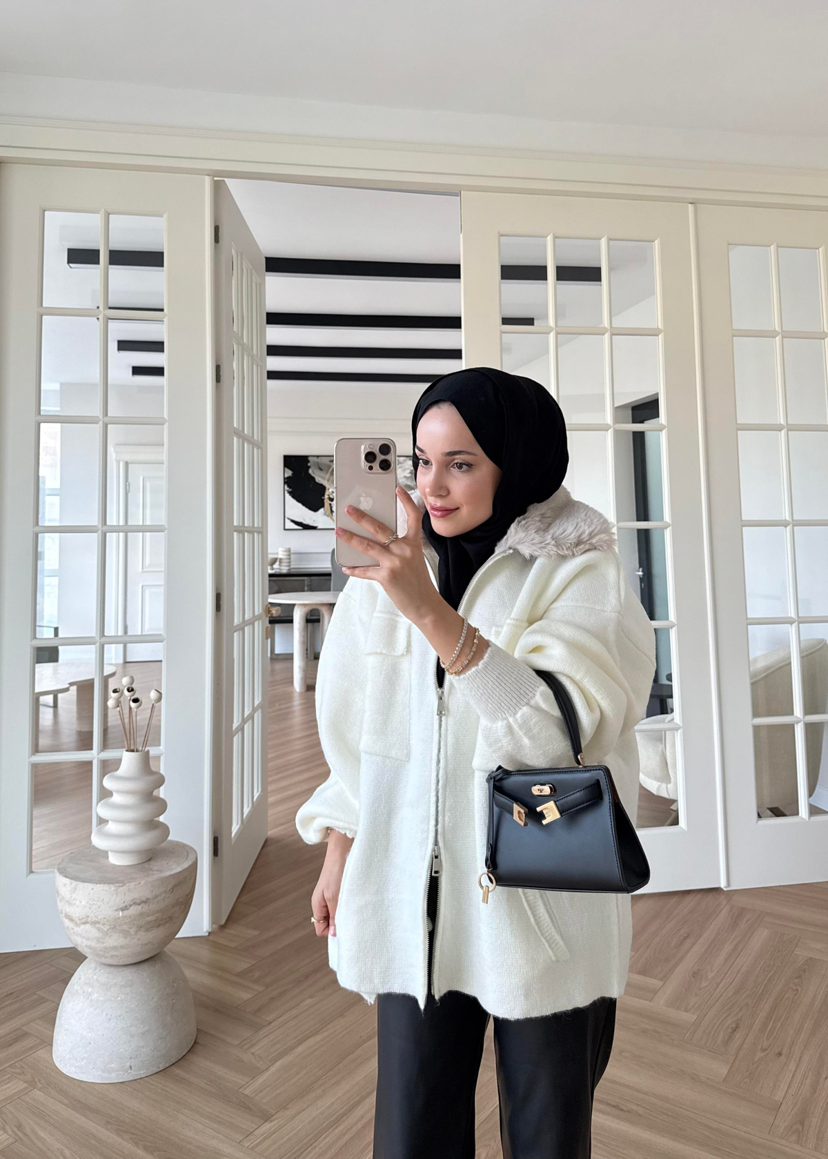 Yakası Kürklü ve Fermuarlı Triko Hırka Ekru