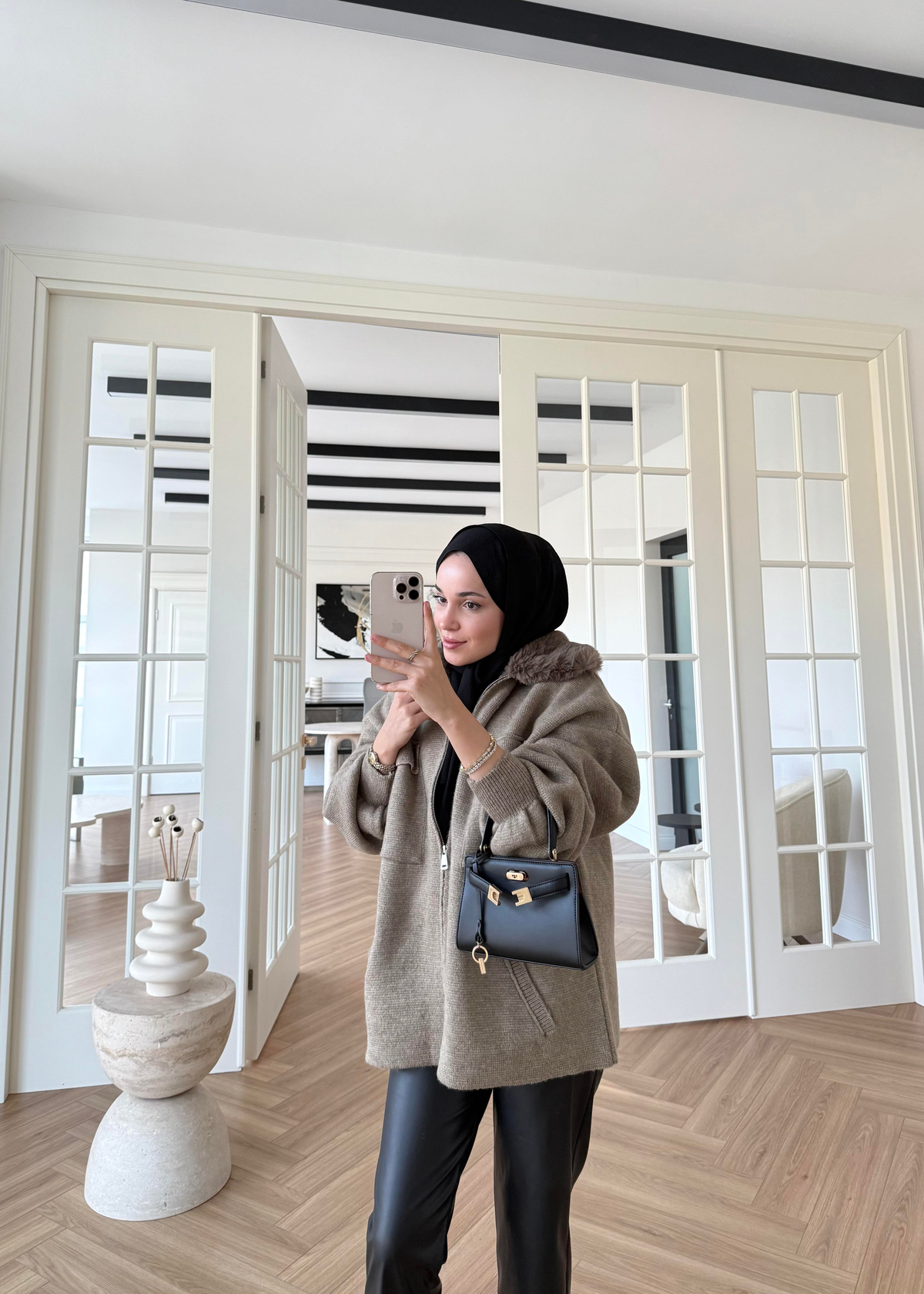 Yakası Kürklü ve Fermuarlı Triko Hırka Vizon