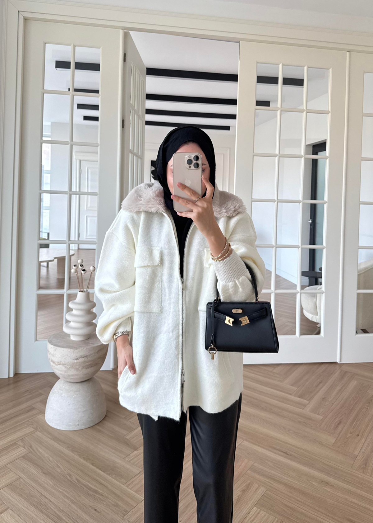 Yakası Kürklü ve Fermuarlı Triko Hırka Ekru