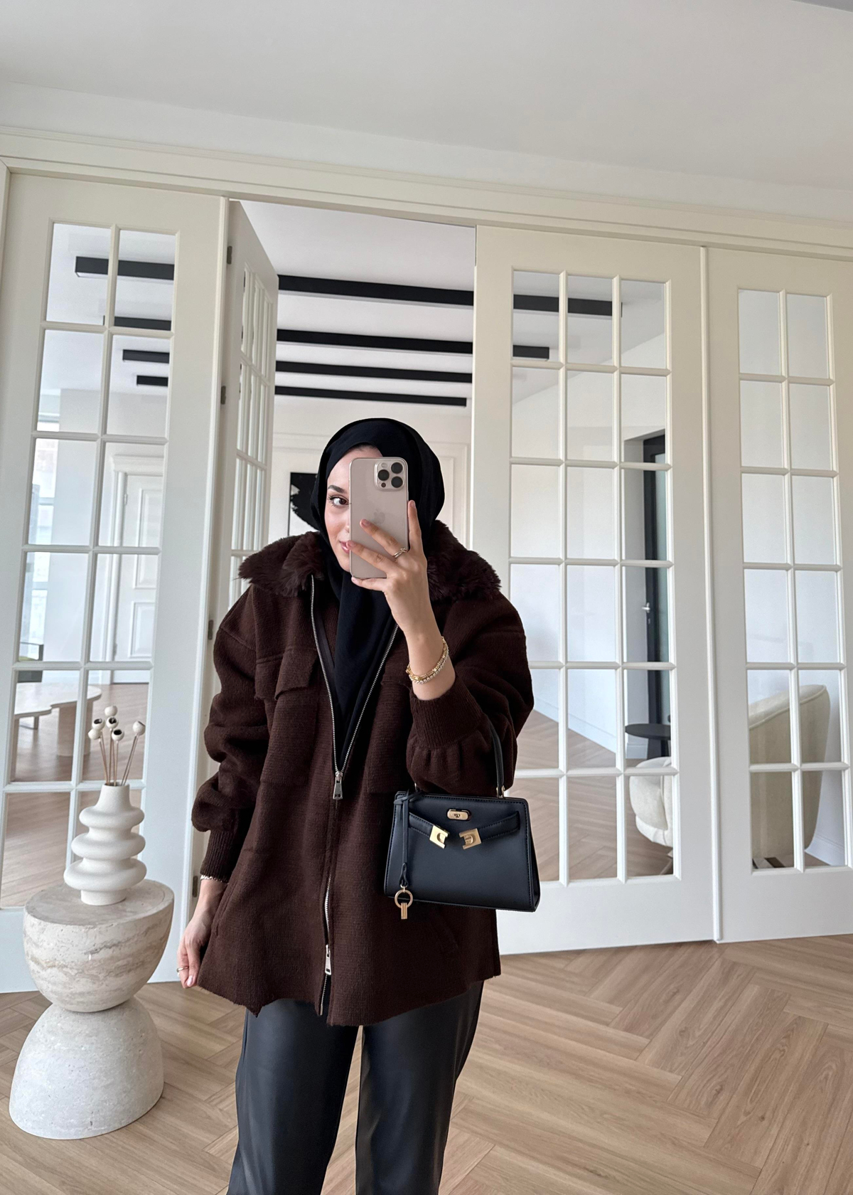 Yakası Kürklü ve Fermuarlı Triko Hırka Kahverengi