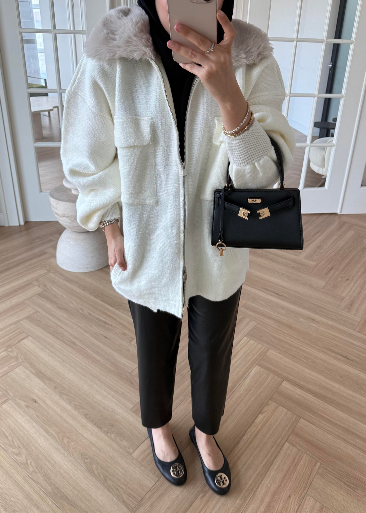 Yakası Kürklü ve Fermuarlı Triko Hırka Ekru