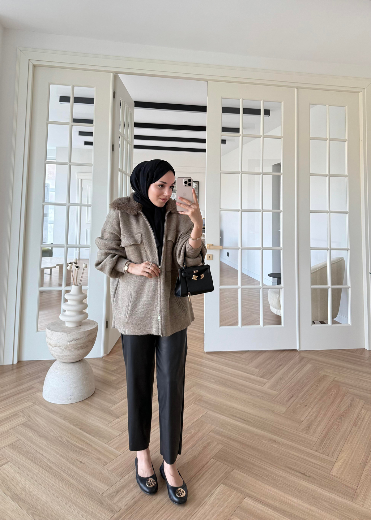 Yakası Kürklü ve Fermuarlı Triko Hırka Vizon