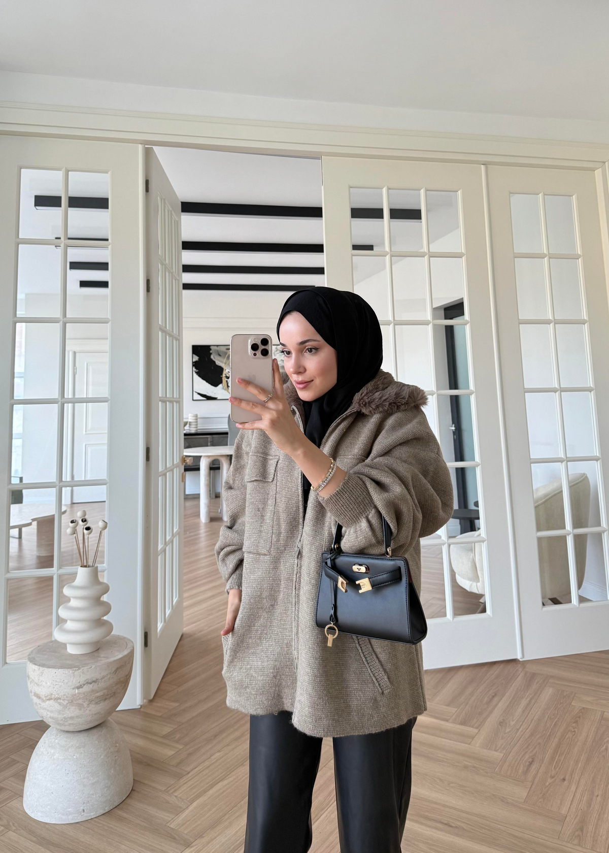 Yakası Kürklü ve Fermuarlı Triko Hırka Vizon