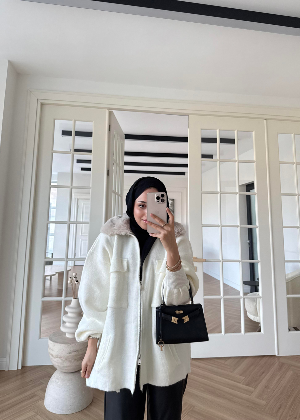 Yakası Kürklü ve Fermuarlı Triko Hırka Ekru