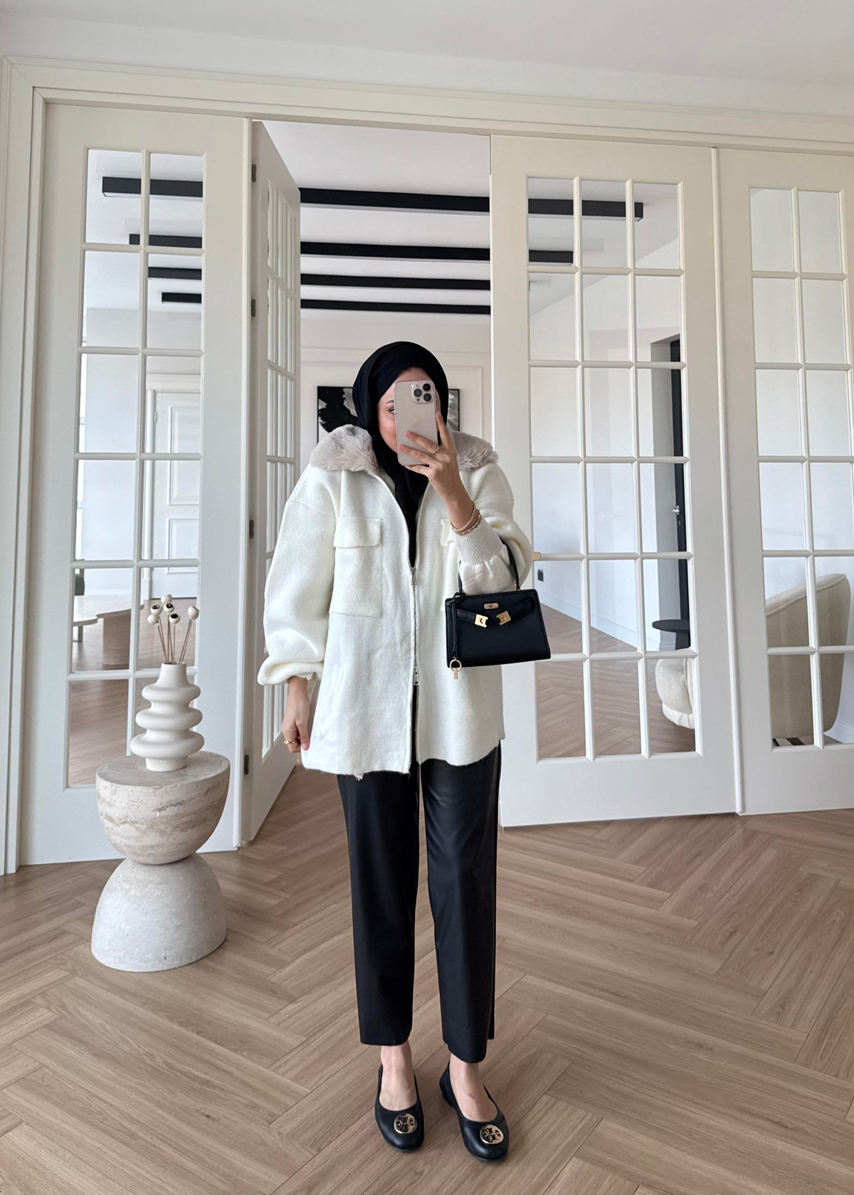 Yakası Kürklü ve Fermuarlı Triko Hırka Ekru