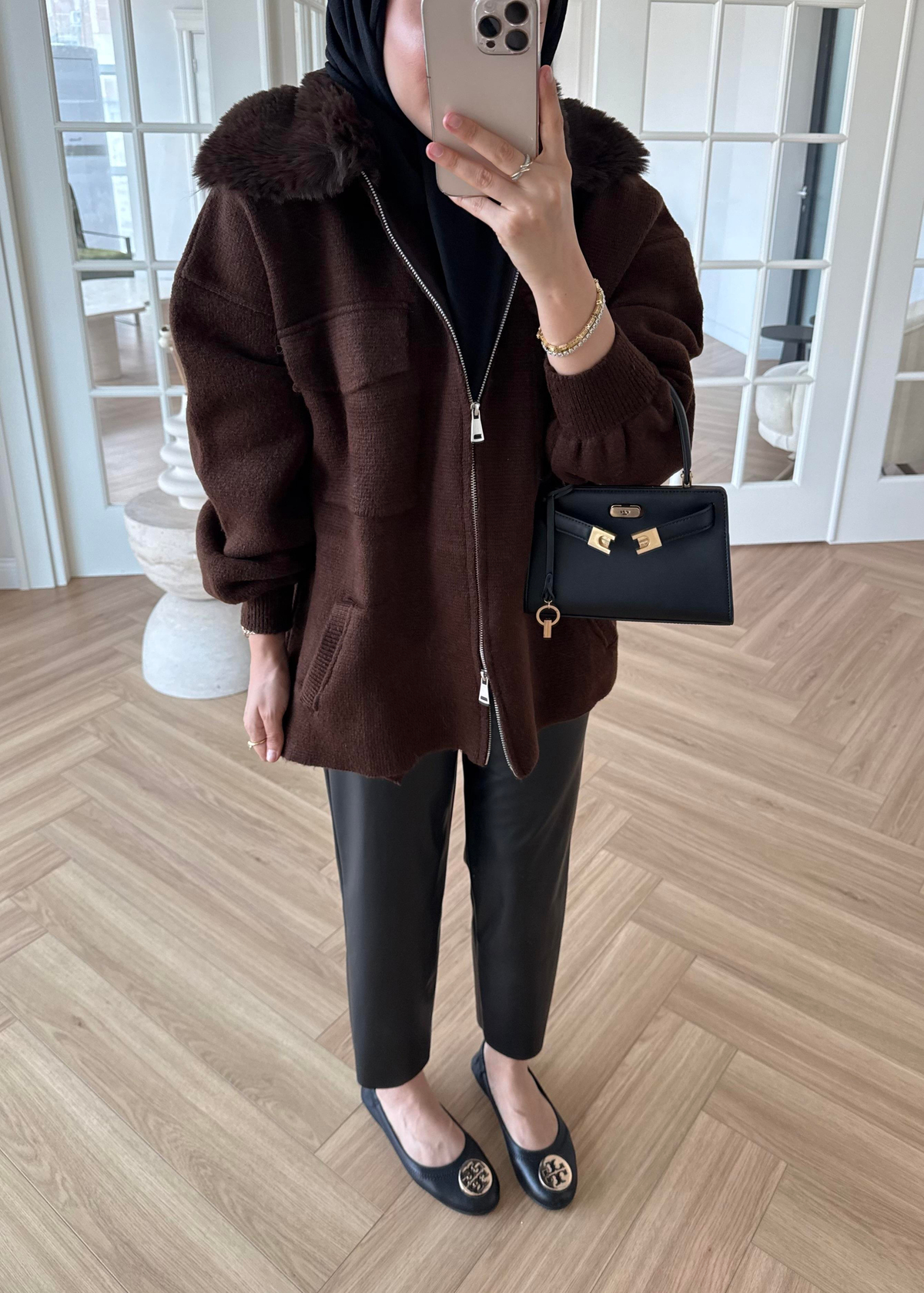 Yakası Kürklü ve Fermuarlı Triko Hırka Kahverengi