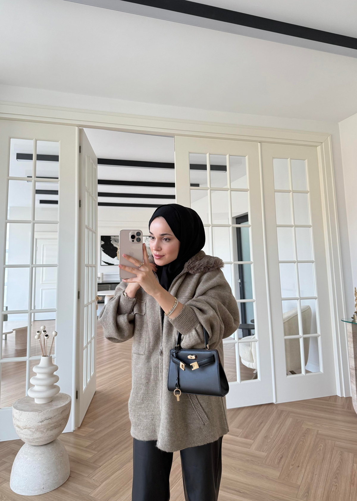 Yakası Kürklü ve Fermuarlı Triko Hırka Vizon