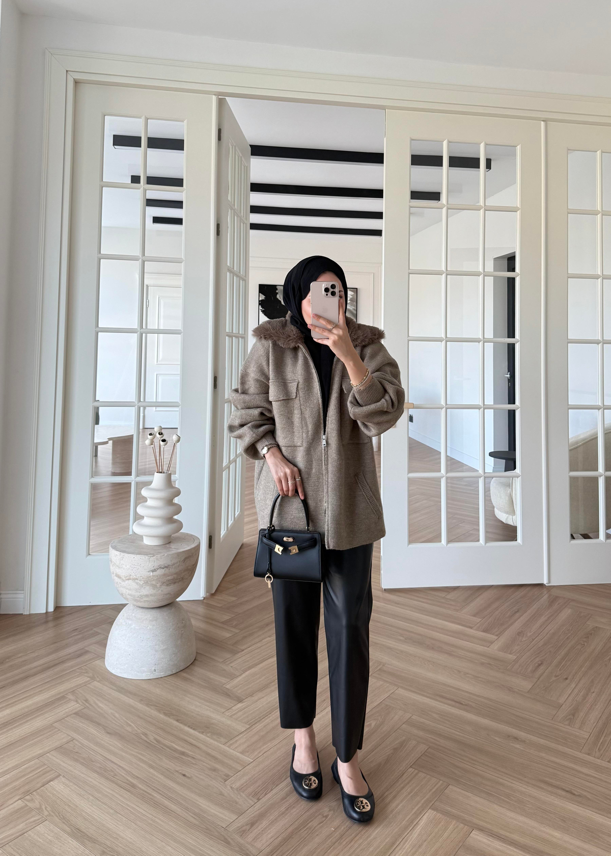 Yakası Kürklü ve Fermuarlı Triko Hırka Vizon