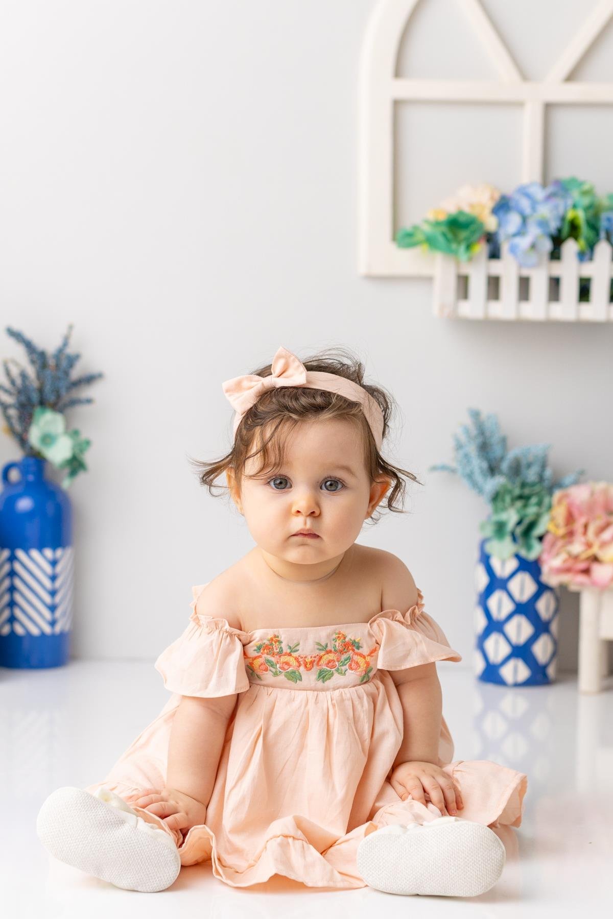 Kız Bebek Yakası ve Eteği Fırfırlı Nakışlı Vual Elbise - Yavruağzı