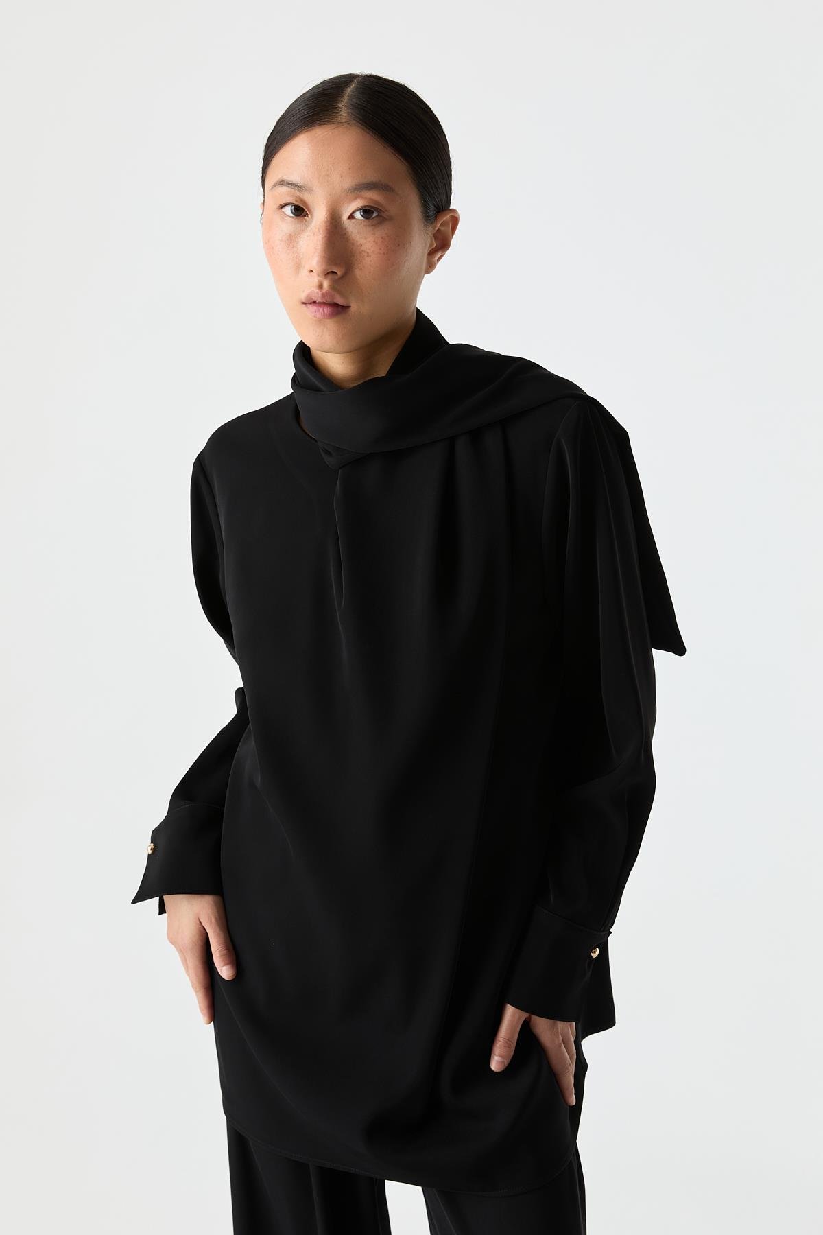 Atkı Detaylı Dökümlü Bluz SİYAH{KATEGORİ}