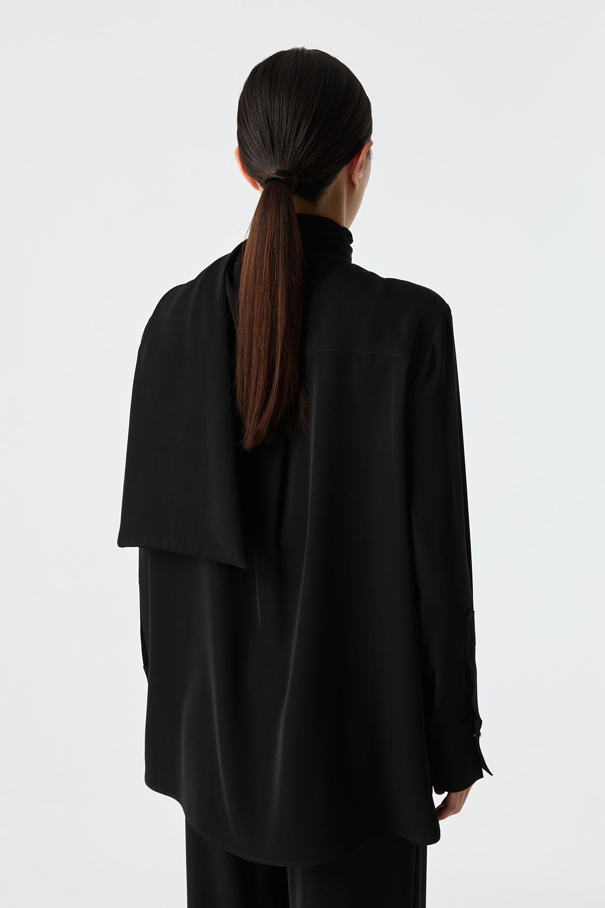 Atkı Detaylı Dökümlü Bluz SİYAH{KATEGORİ}