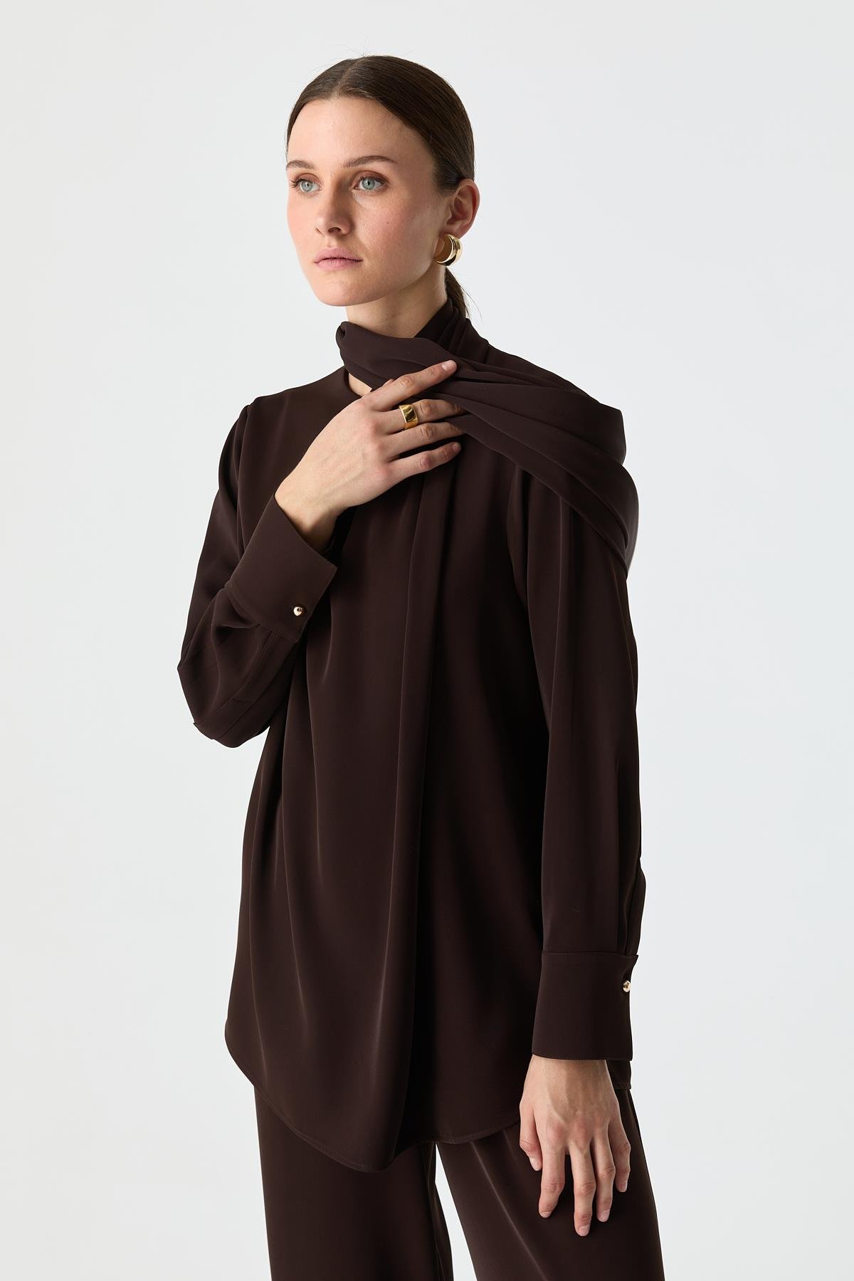 Atkı Detaylı Dökümlü Bluz KAHVERENGİ{KATEGORİ}