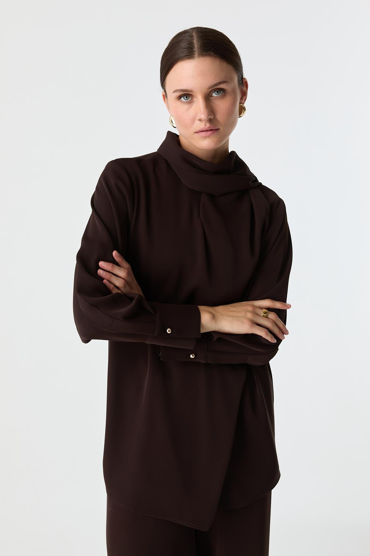 Atkı Detaylı Dökümlü Bluz KAHVERENGİ{KATEGORİ}