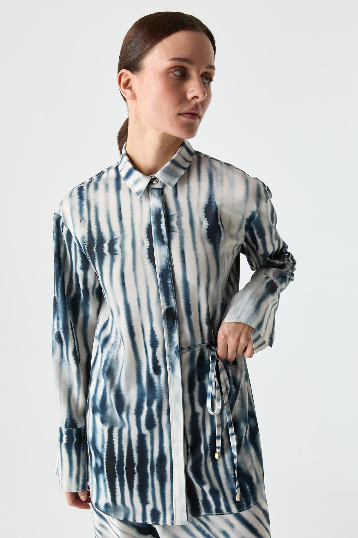 Bağ Detaylı Desenli Gömlek{KATEGORİ}