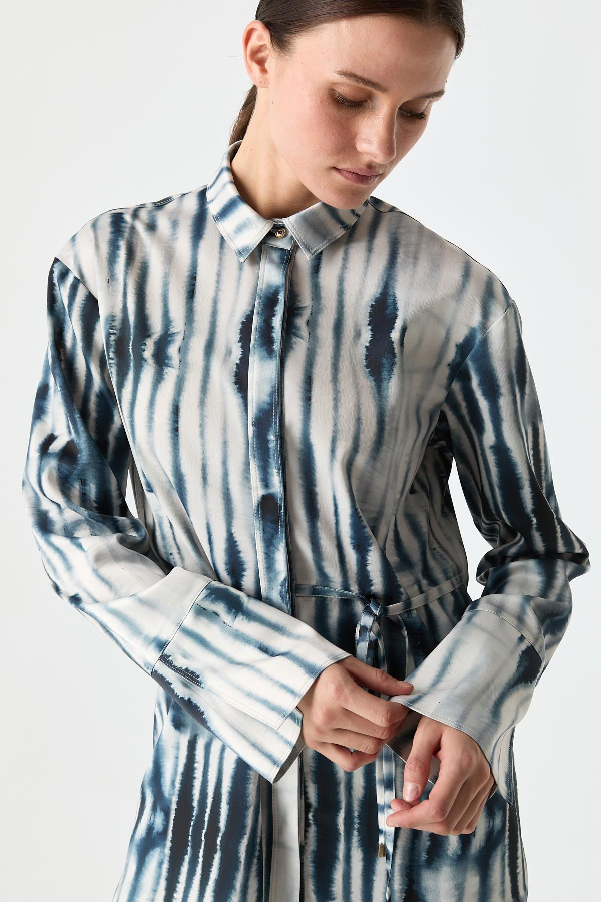 Bağ Detaylı Desenli Gömlek{KATEGORİ}