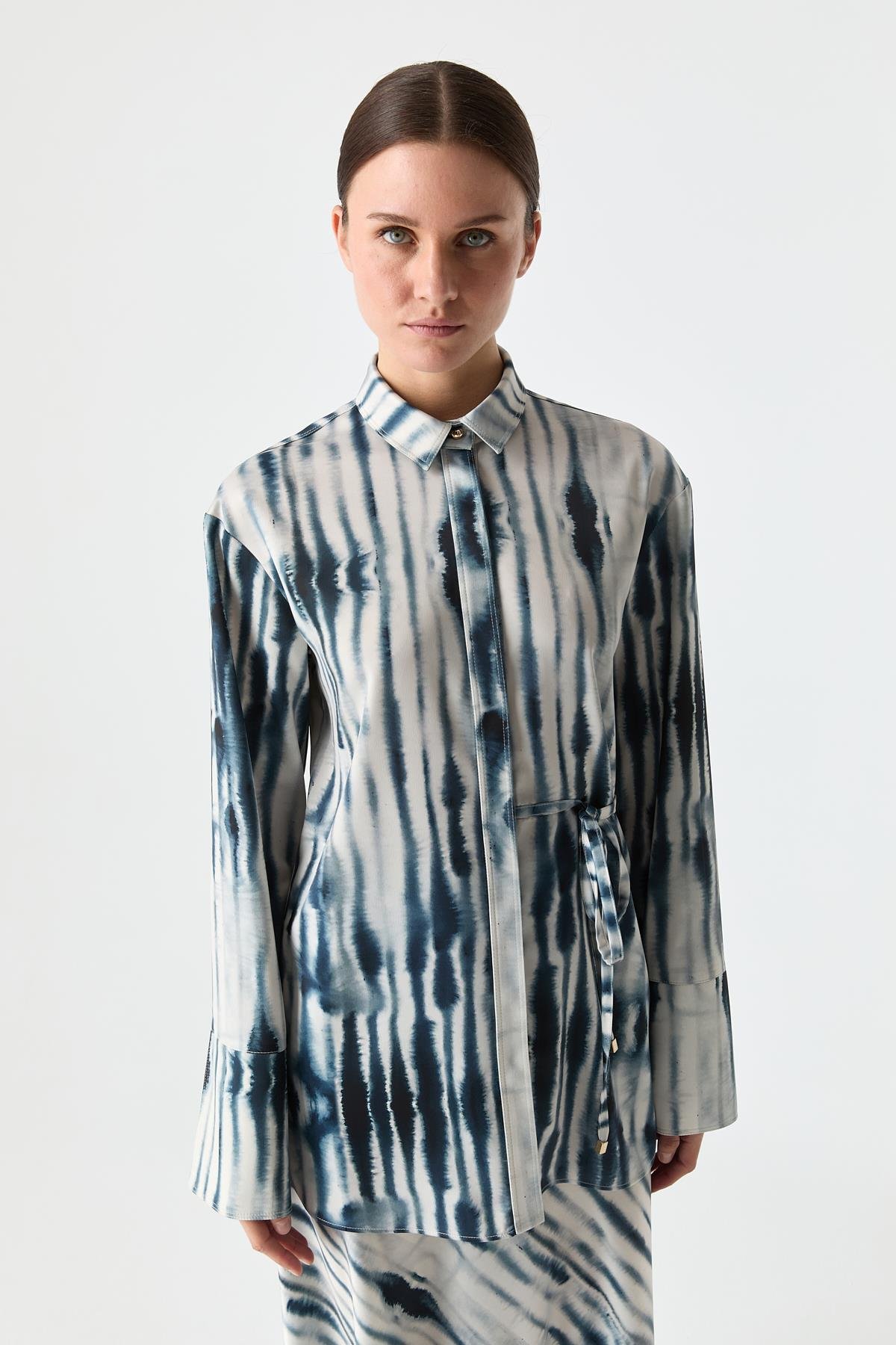 Bağ Detaylı Desenli Gömlek{KATEGORİ}