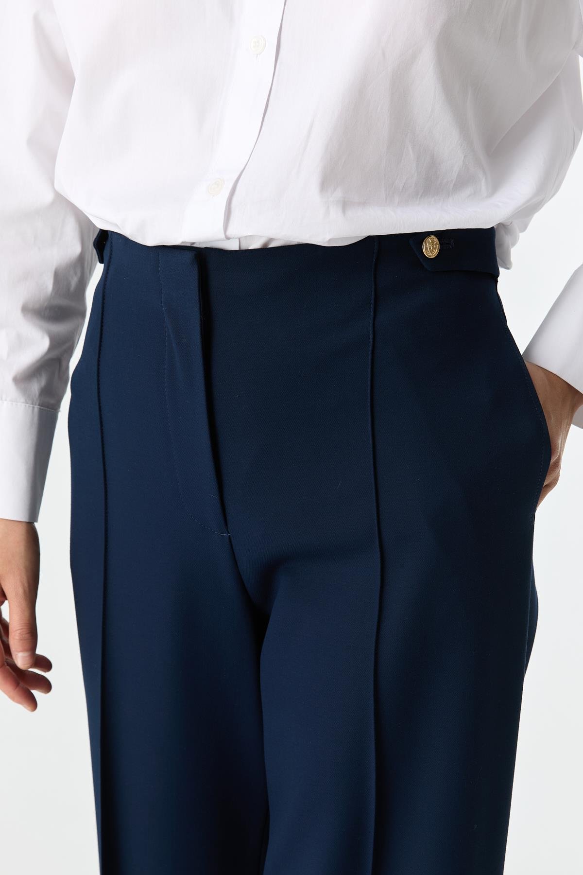 Bel Detaylı Düz Kesim Pantolon{KATEGORİ}