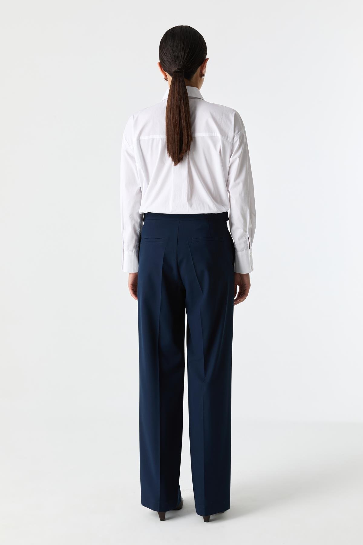 Bel Detaylı Düz Kesim Pantolon{KATEGORİ}