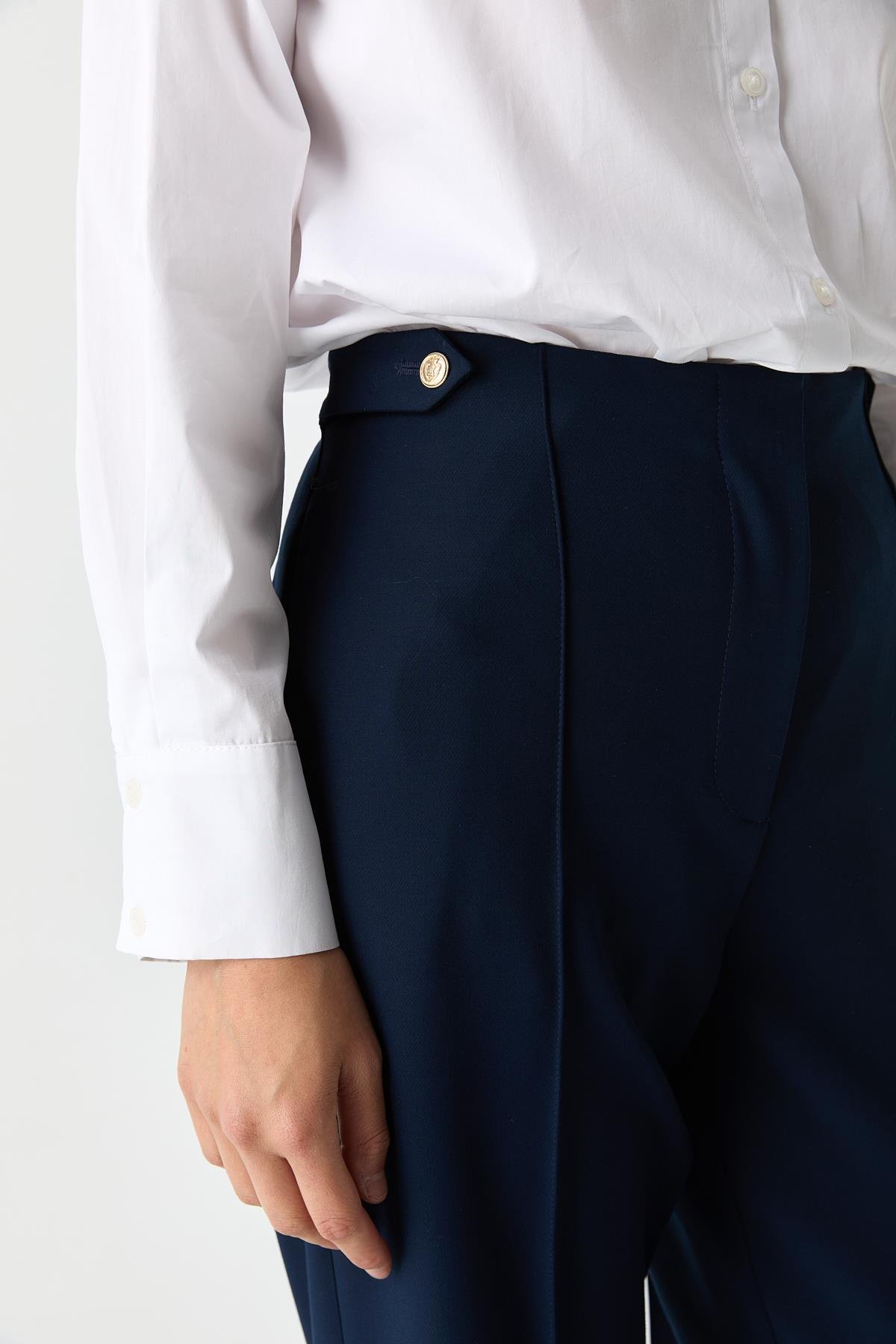 Bel Detaylı Düz Kesim Pantolon{KATEGORİ}