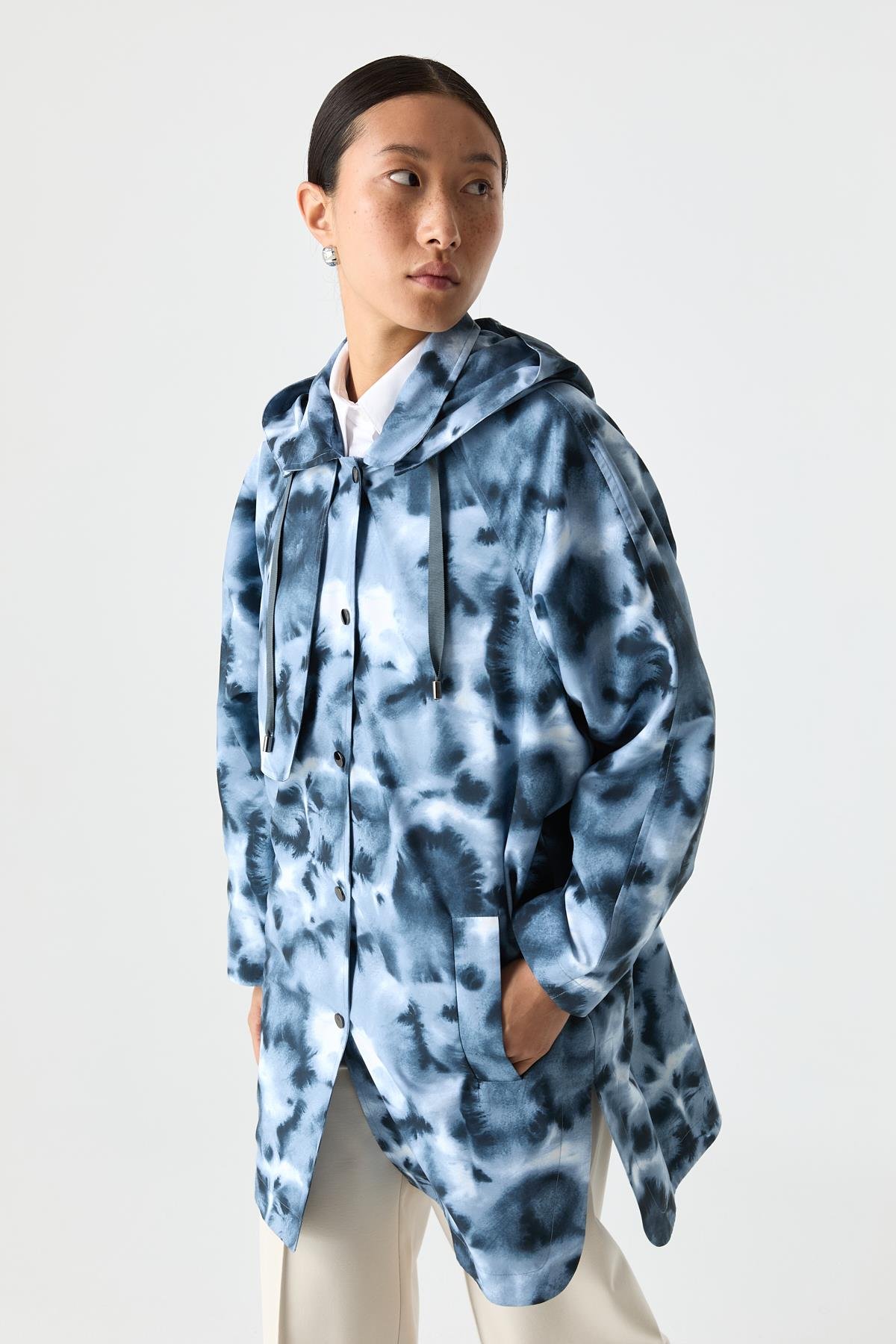 Desenli Kapüşonlu Yağmurluk{KATEGORİ}