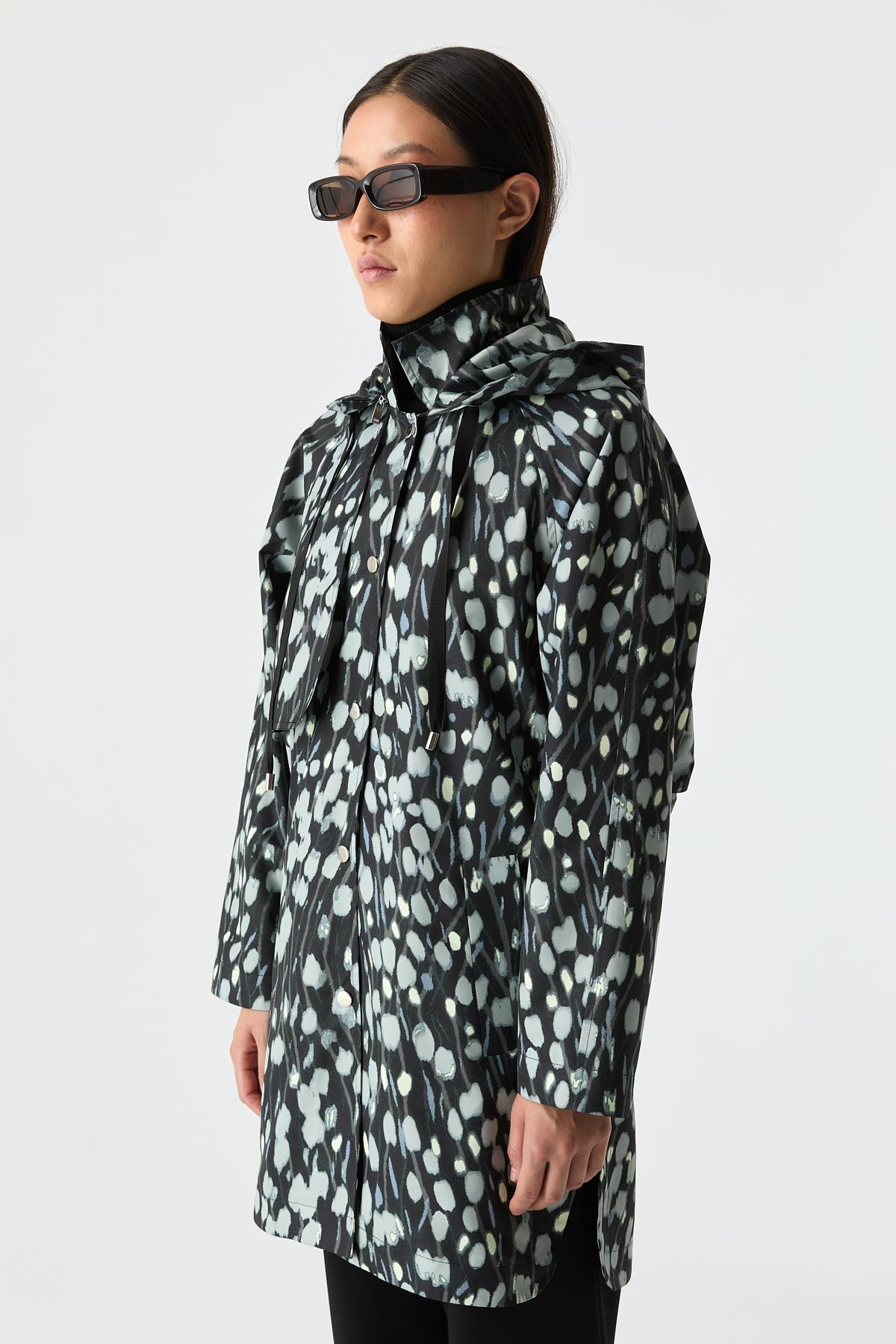 Desenli Kapüşonlu Yağmurluk{KATEGORİ}