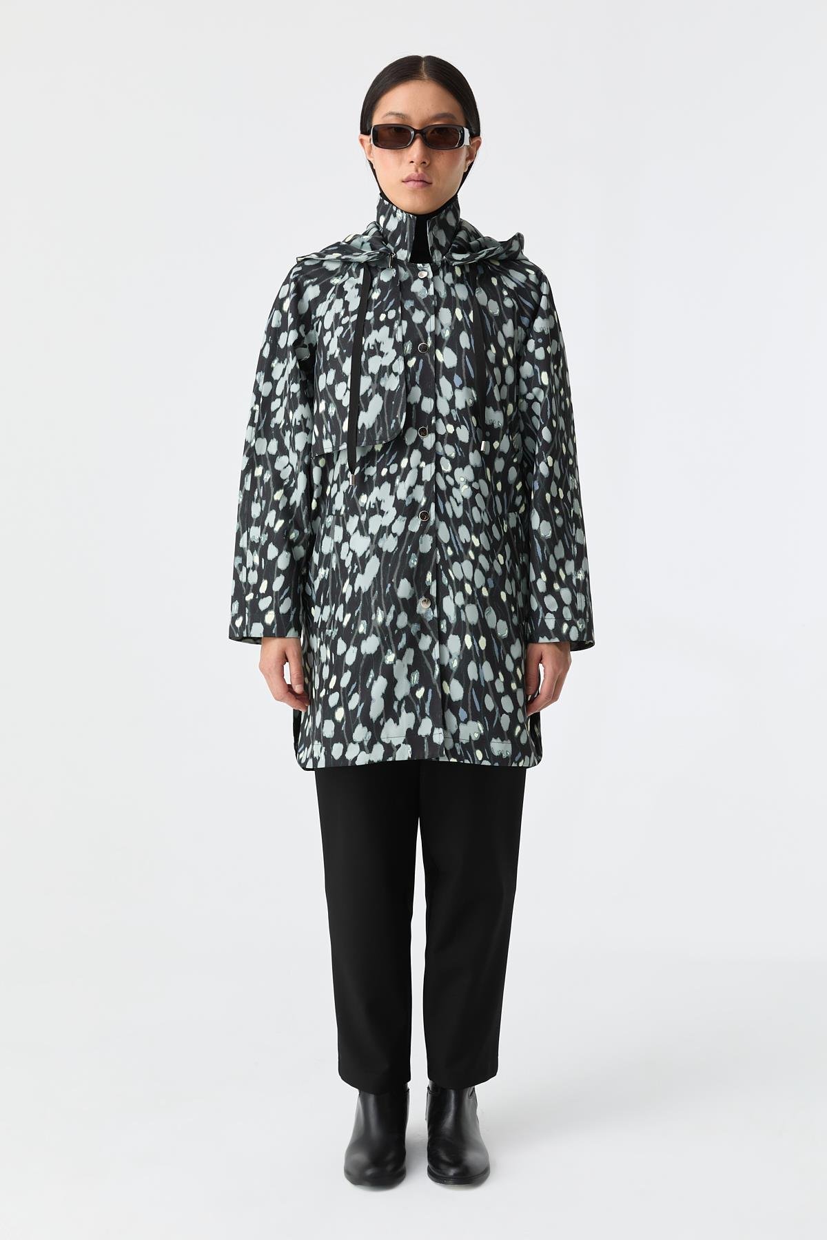 Desenli Kapüşonlu Yağmurluk{KATEGORİ}