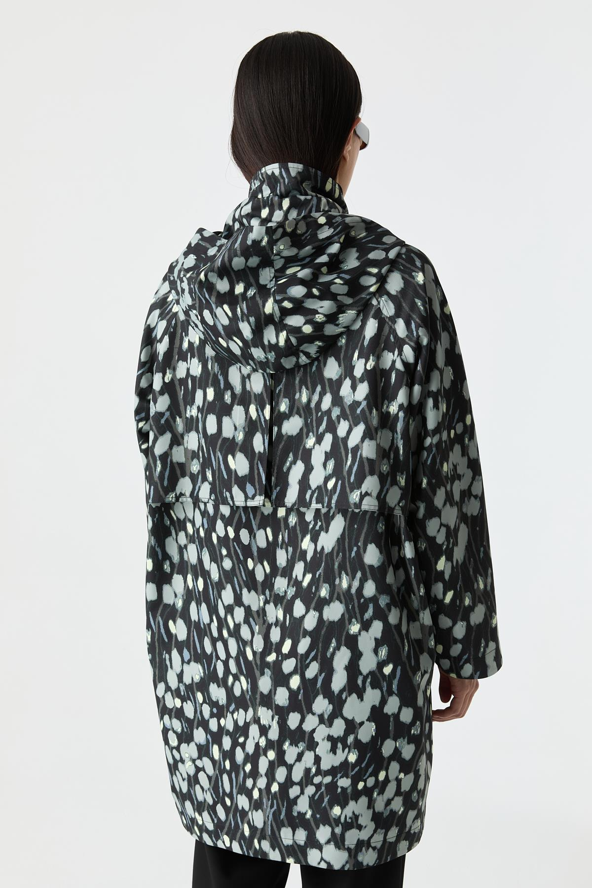 Desenli Kapüşonlu Yağmurluk{KATEGORİ}