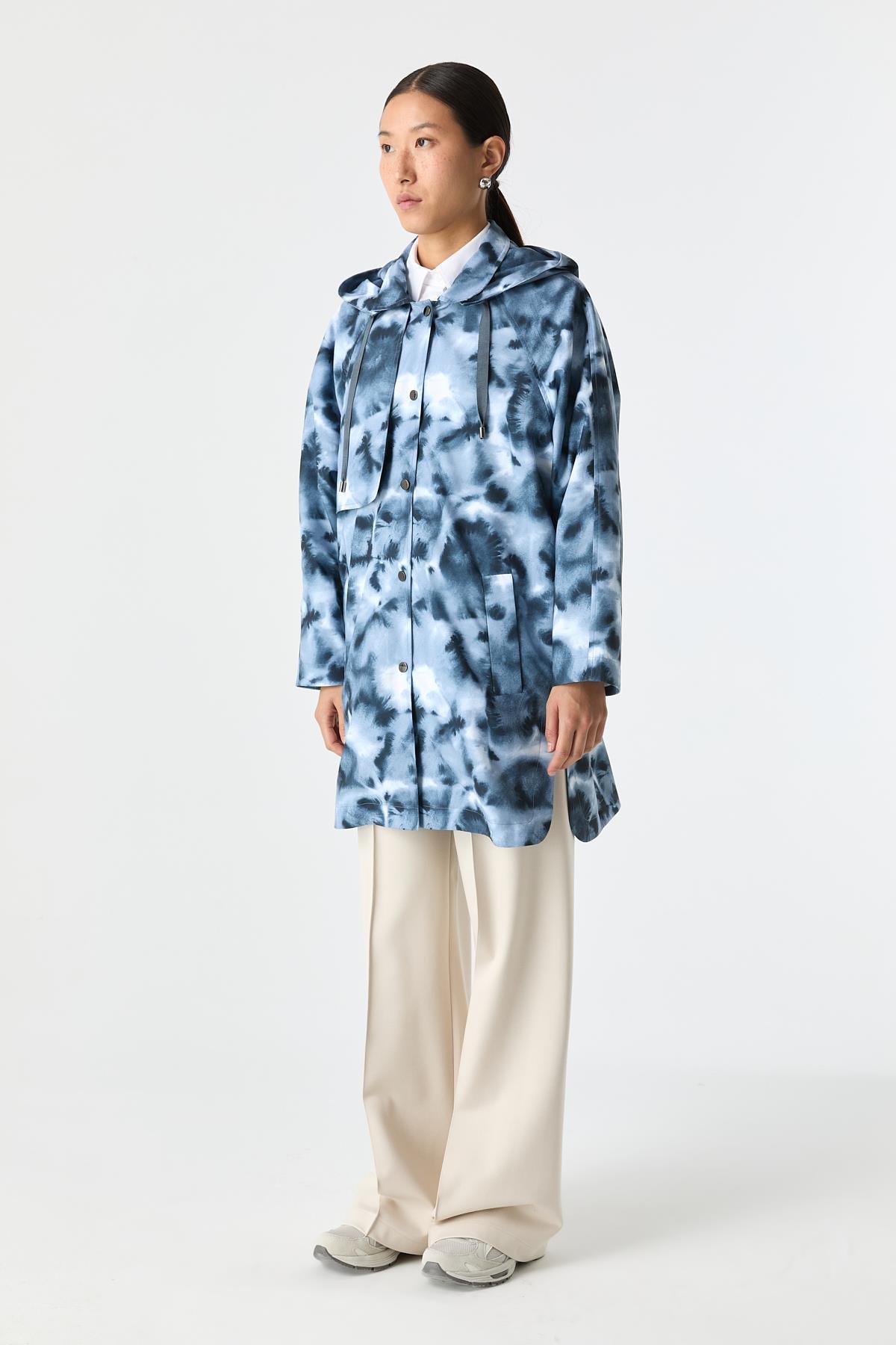 Desenli Kapüşonlu Yağmurluk{KATEGORİ}