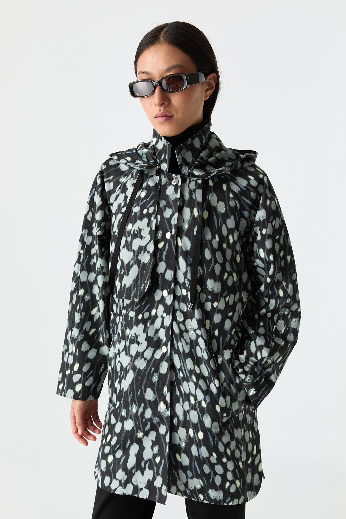 Desenli Kapüşonlu Yağmurluk{KATEGORİ}