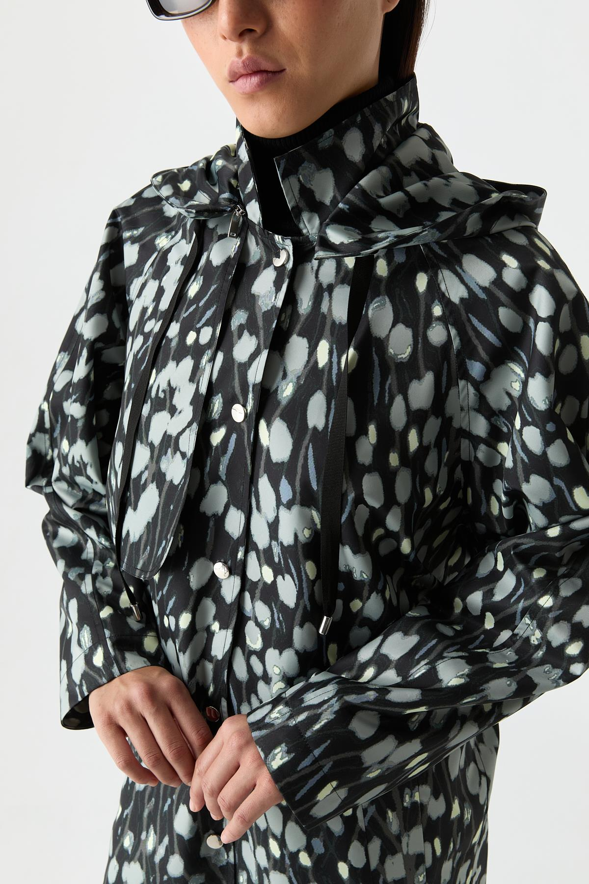 Desenli Kapüşonlu Yağmurluk{KATEGORİ}