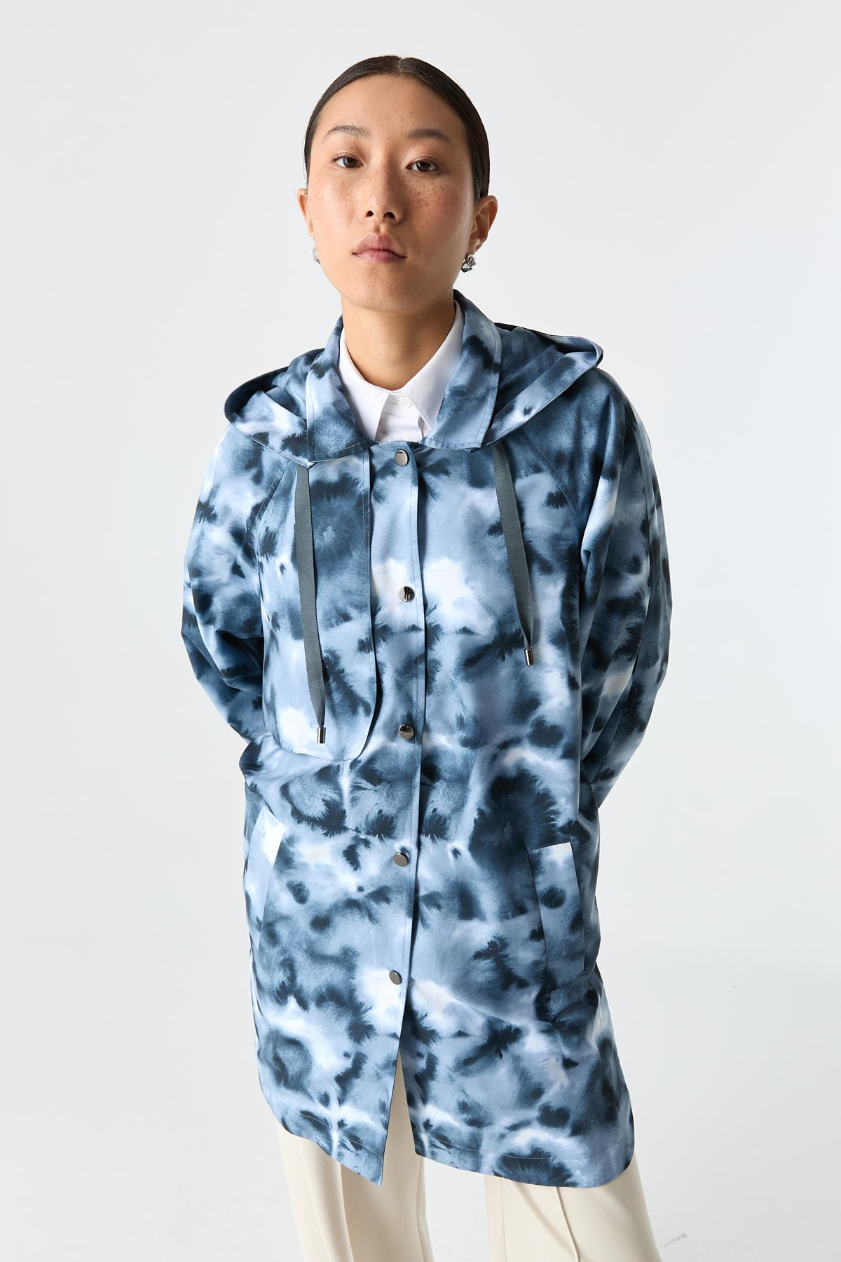 Desenli Kapüşonlu Yağmurluk{KATEGORİ}