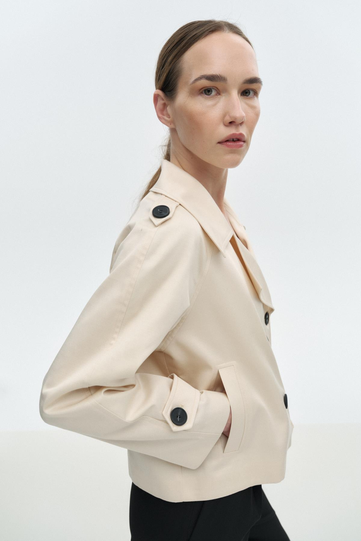 Katlı Yaka Kısa Trençkot{KATEGORİ}