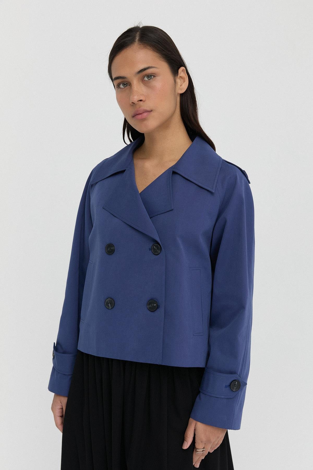 Katlı Yaka Kısa Trençkot{KATEGORİ}