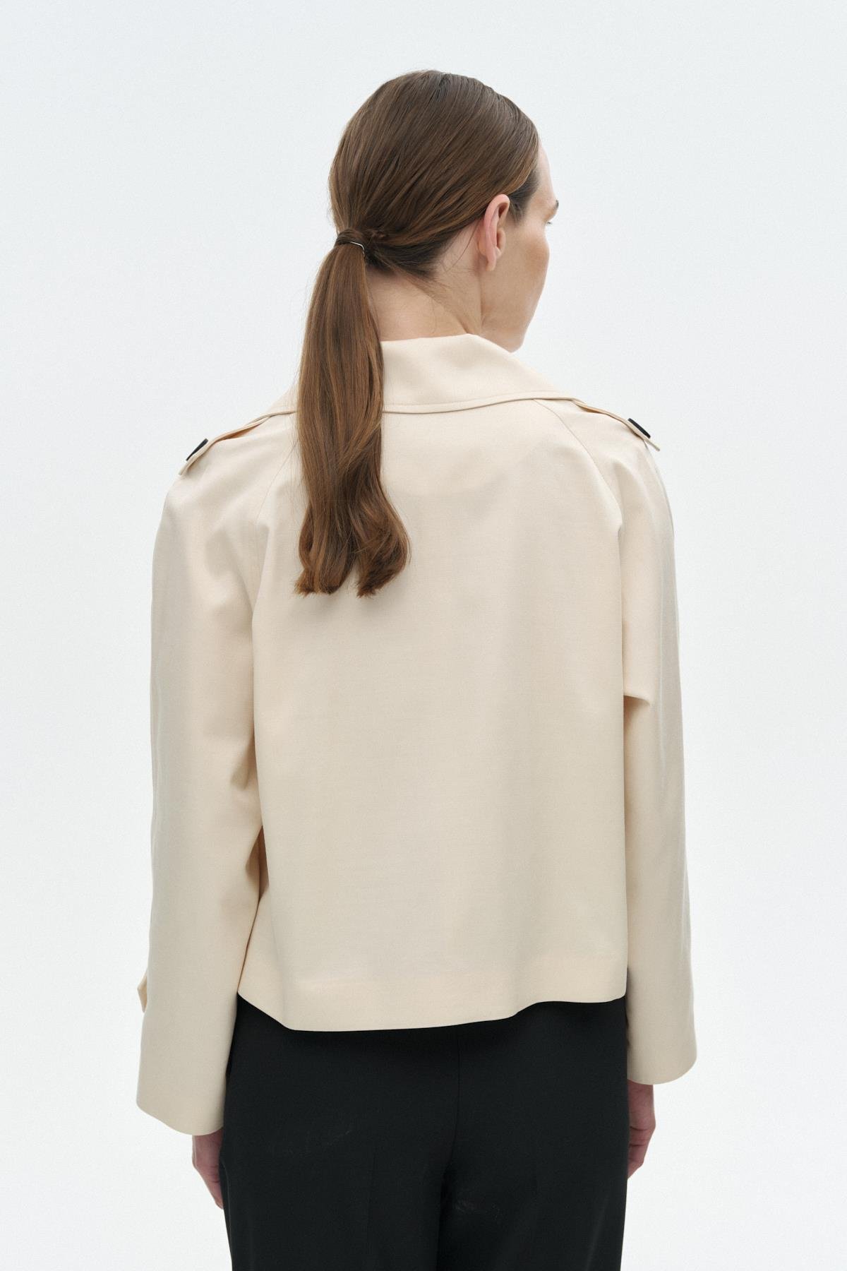 Katlı Yaka Kısa Trençkot{KATEGORİ}