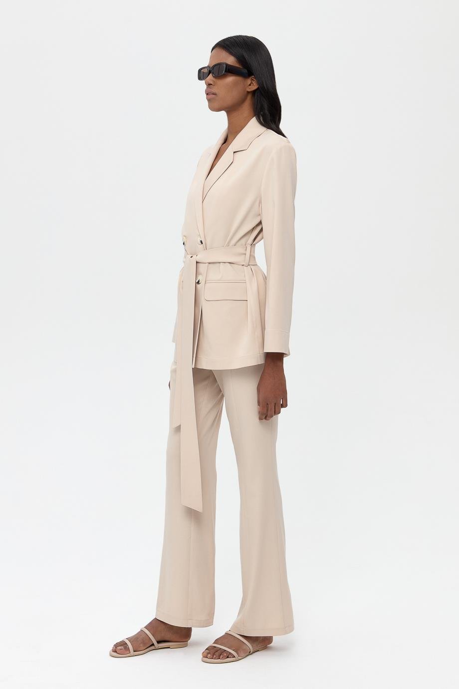 Kemerli Kruvaze Ceket{KATEGORİ}