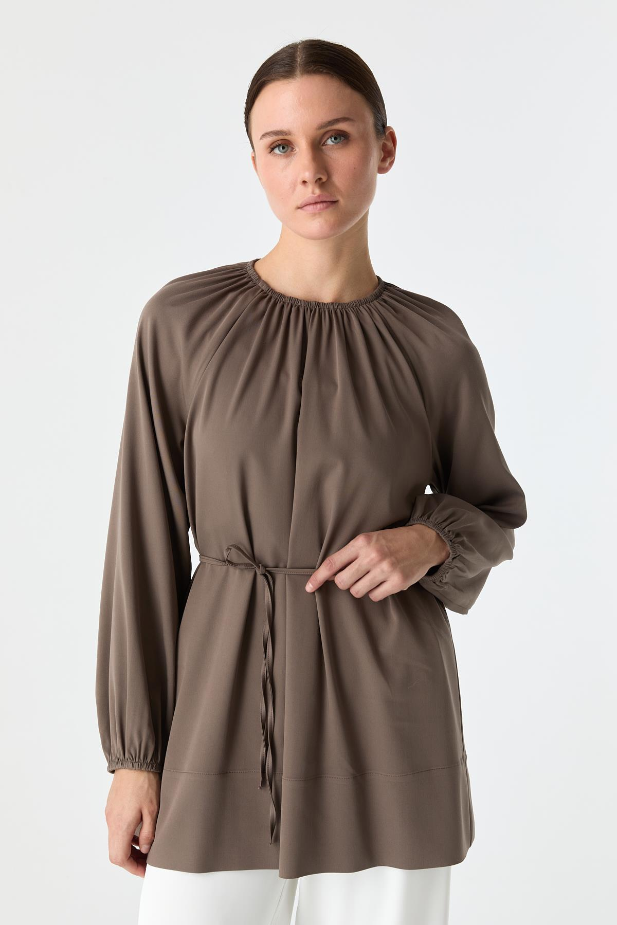 Rahat Kalıp Büzgü Detaylı Bluz VİZON{KATEGORİ}