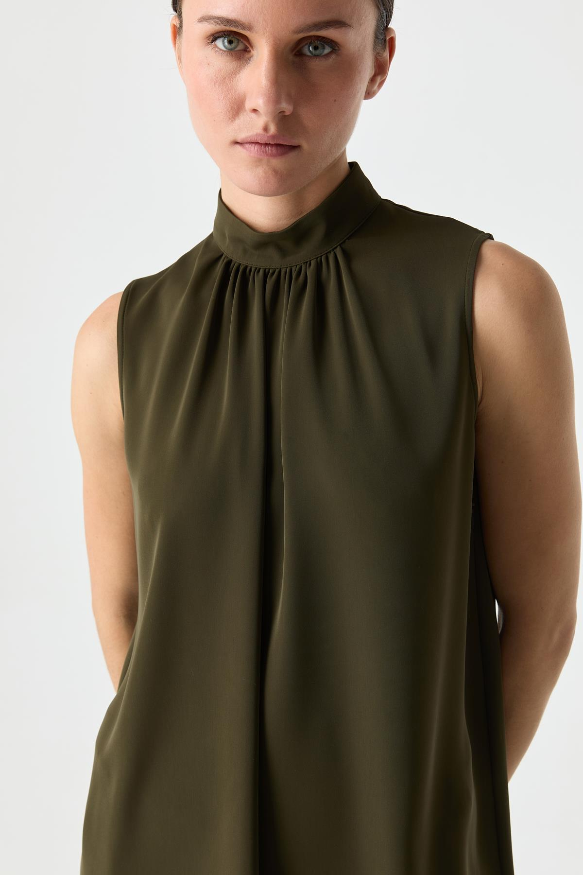 Yüksek Yaka Bluz HAKİ{KATEGORİ}