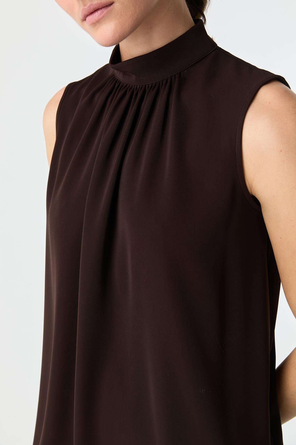 Yüksek Yaka Bluz KAHVERENGİ{KATEGORİ}