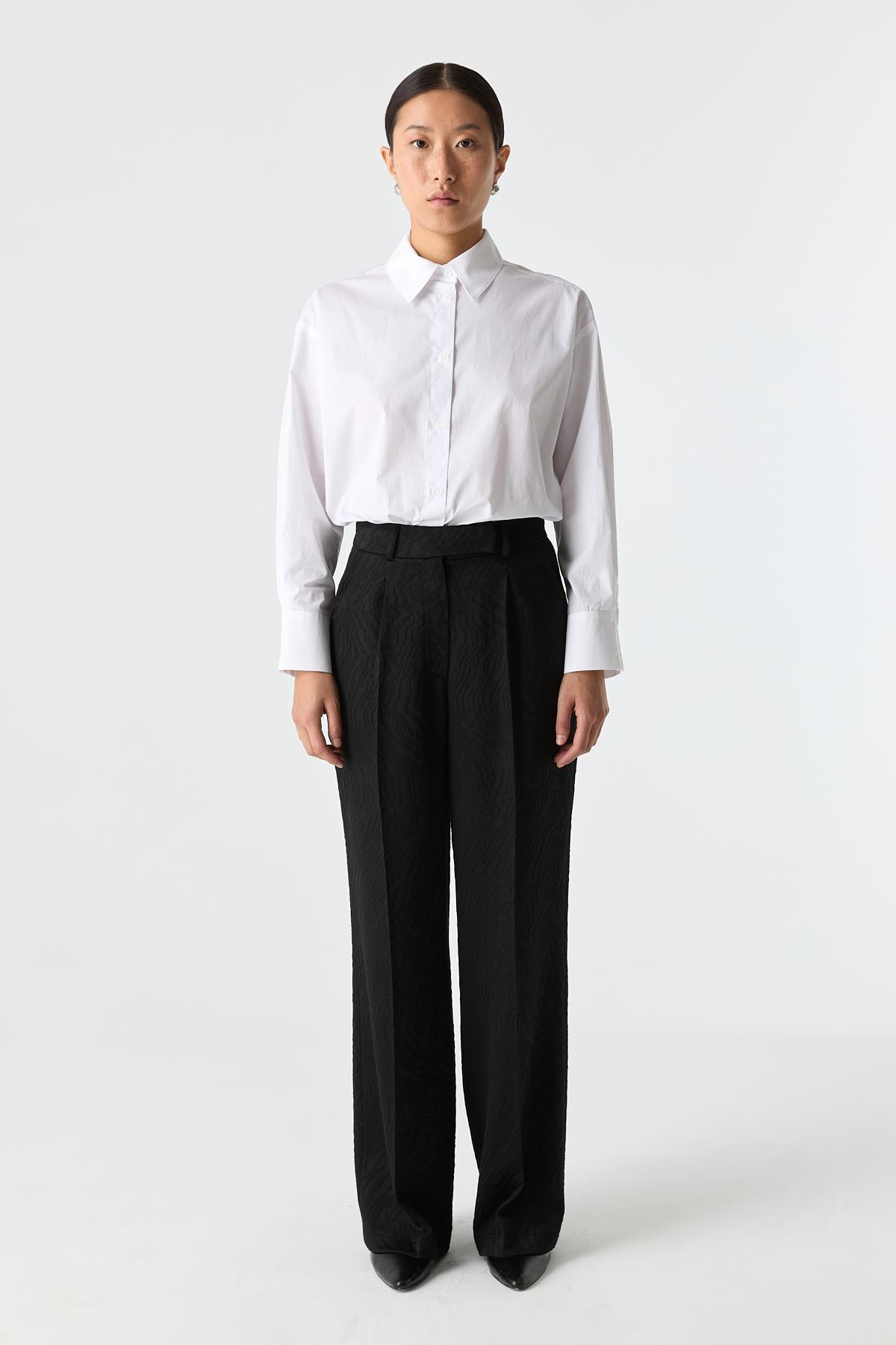 Yüzey Efektli Pilili Pantolon{KATEGORİ}