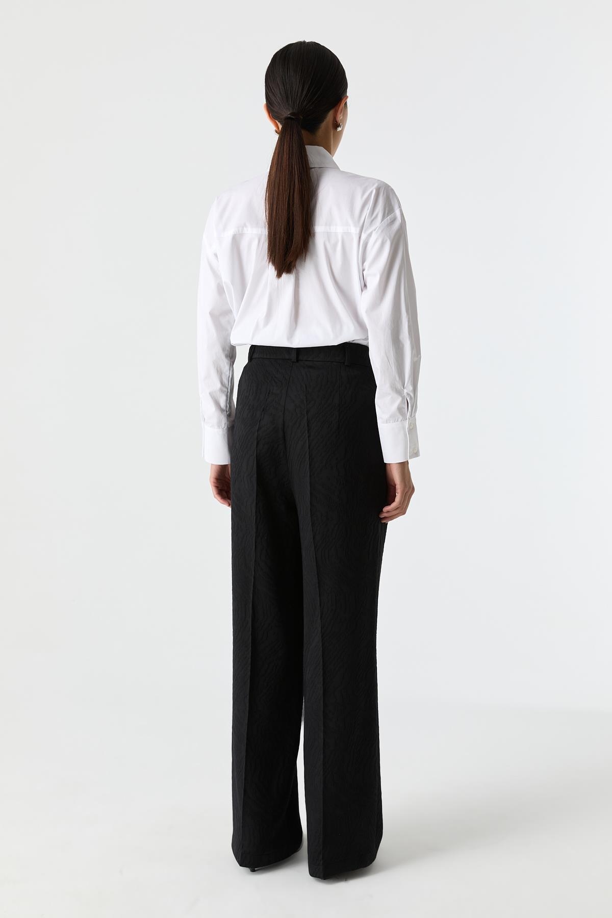 Yüzey Efektli Pilili Pantolon{KATEGORİ}