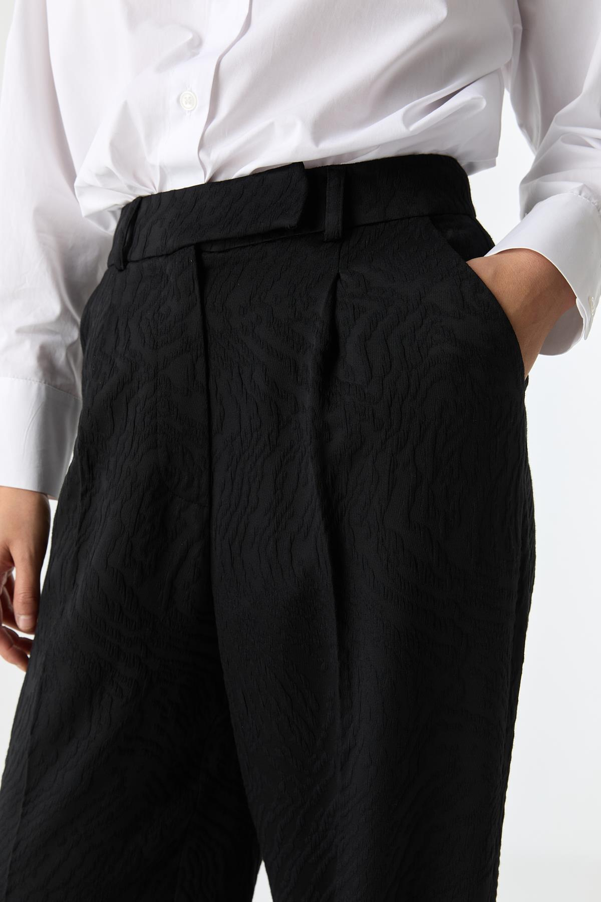 Yüzey Efektli Pilili Pantolon{KATEGORİ}