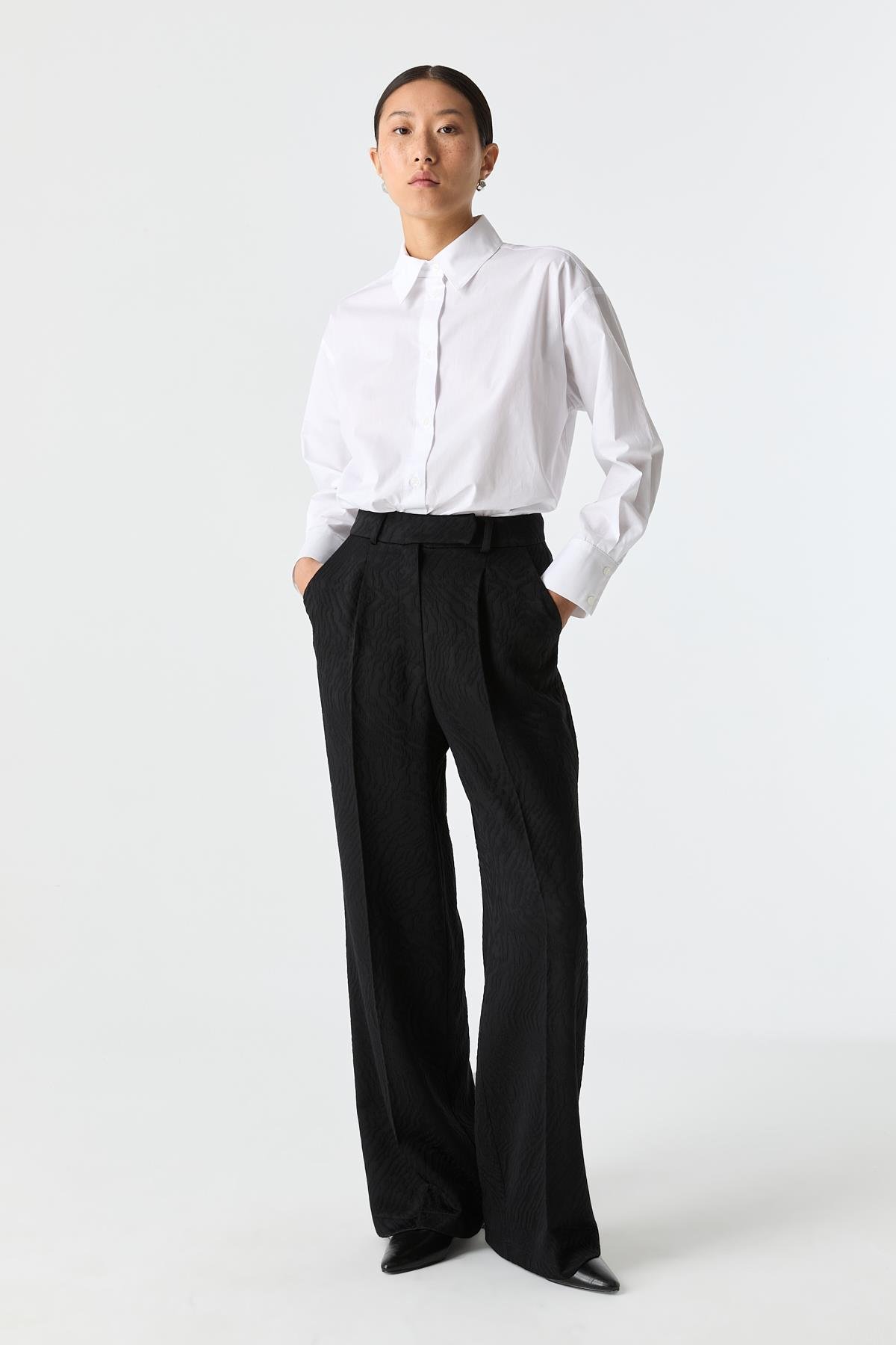 Yüzey Efektli Pilili Pantolon{KATEGORİ}