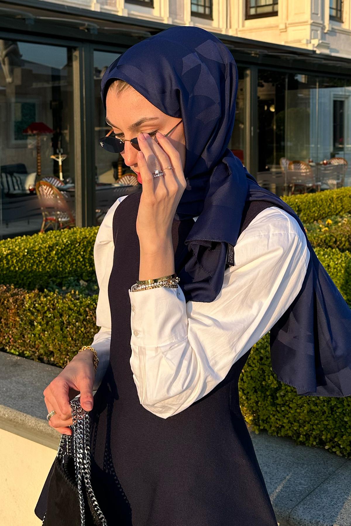 Sena Ürekin Tercihi C Desen Monogram Pamuk İpek Şal Koyu Lacivert