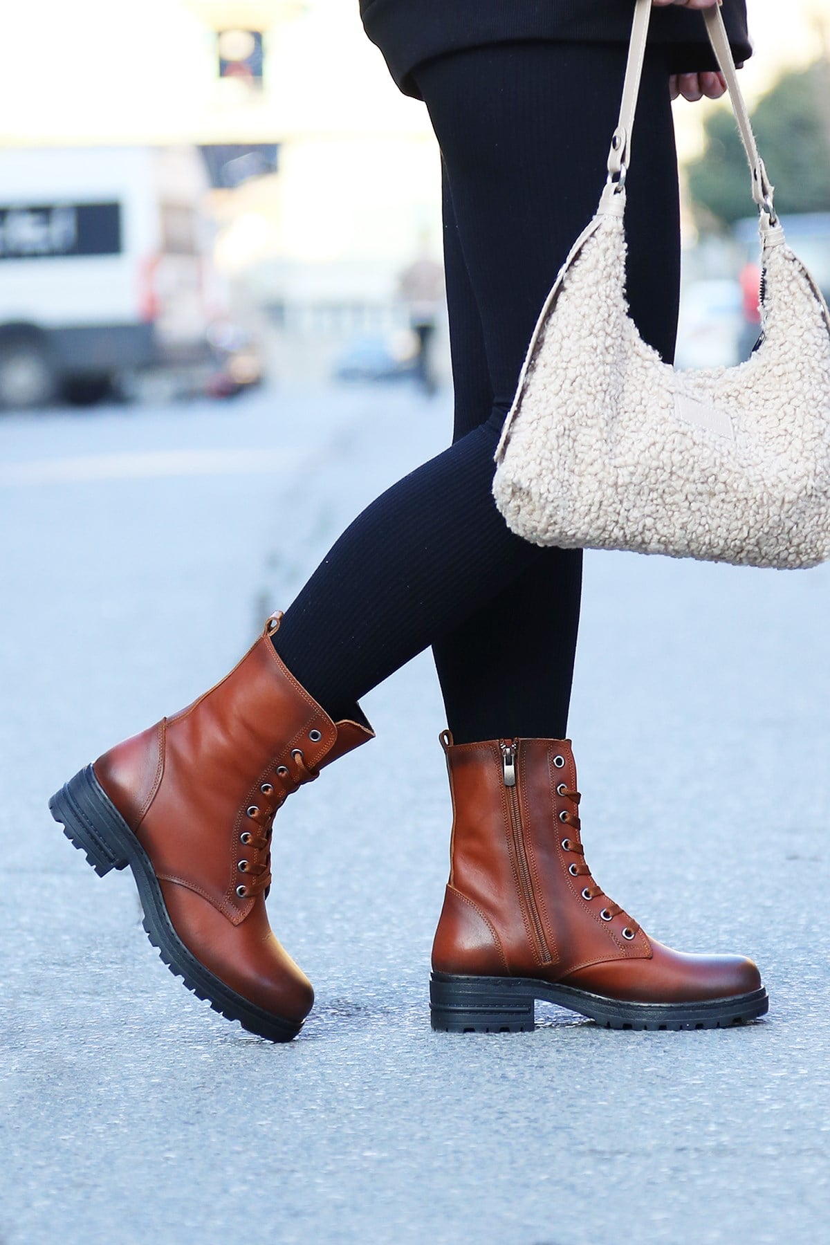 Shoetyle - Taba Rengi Kadın Postal Bot 850-003 